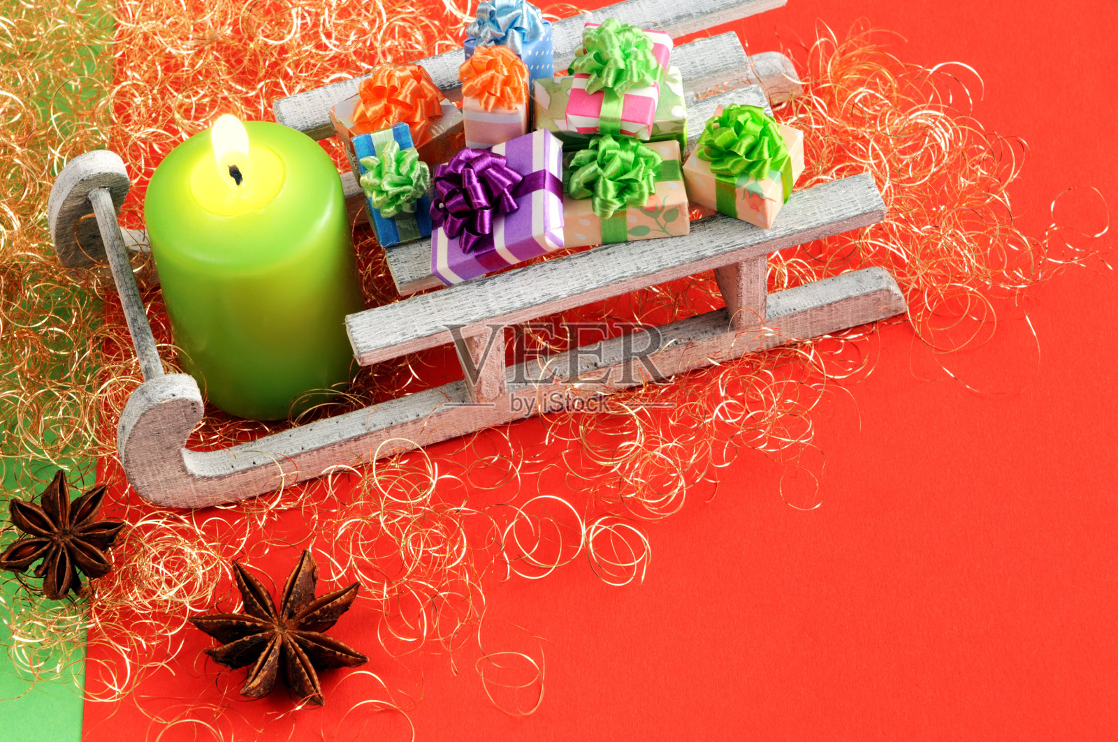 Copyspace卡片,绿色蜡烛雪橇和圣诞礼物照片摄影图片