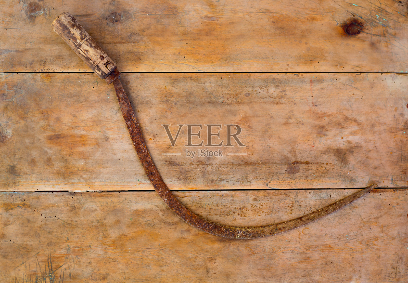 古董镰刀手工具生锈在老化的古董木材照片摄影图片