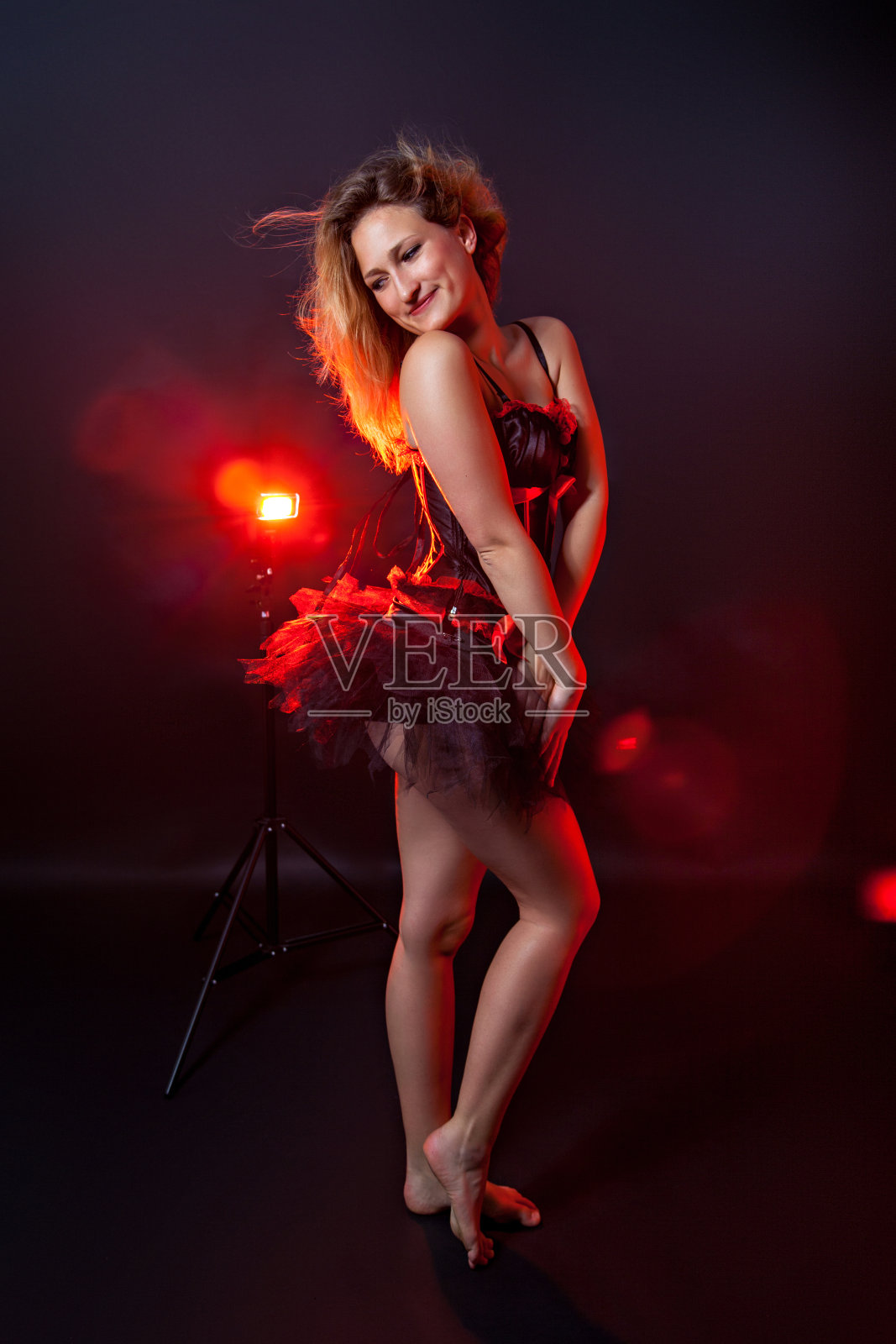 穿着短裙的滑稽演员照片摄影图片