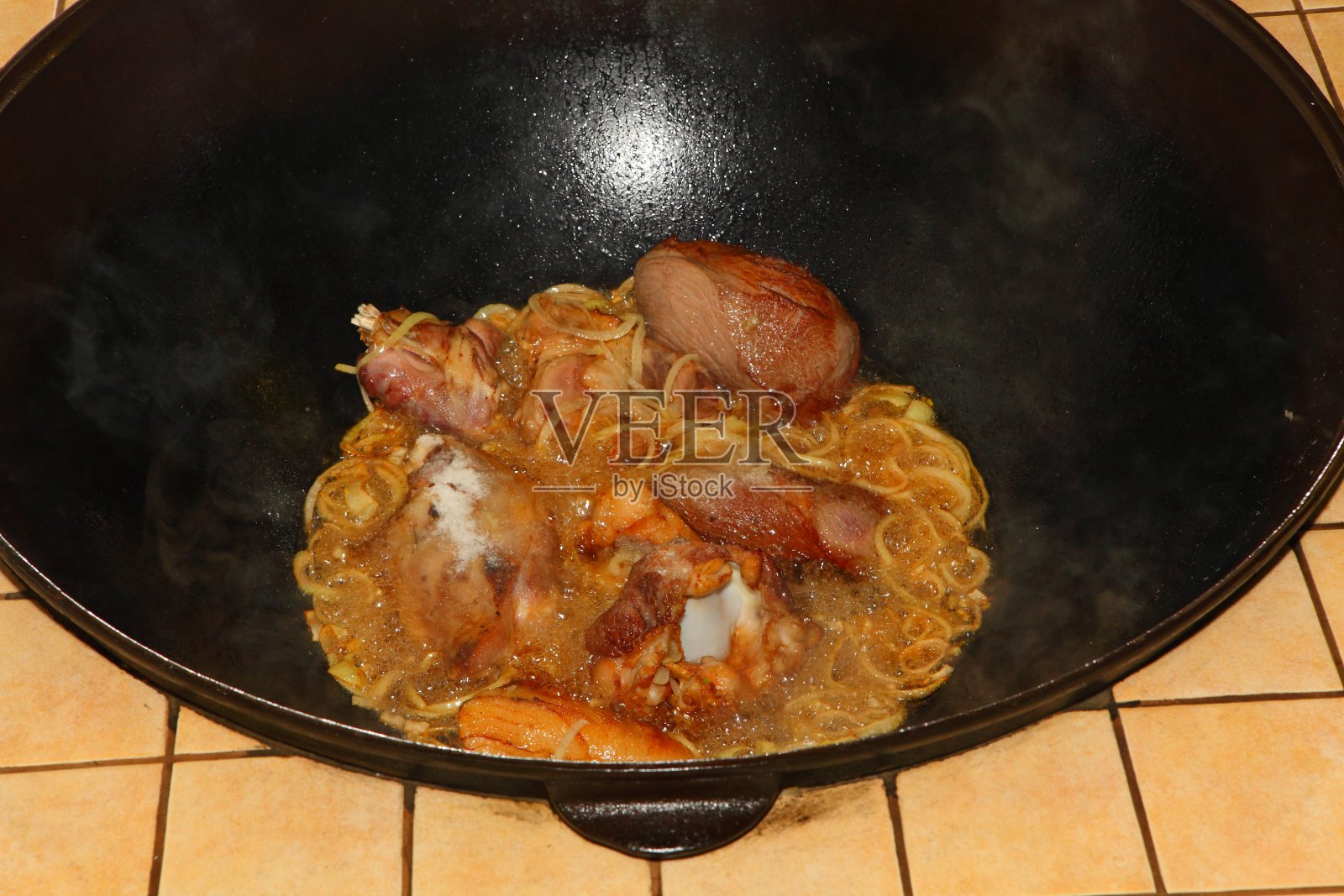 用大碗烹制肉饭照片摄影图片