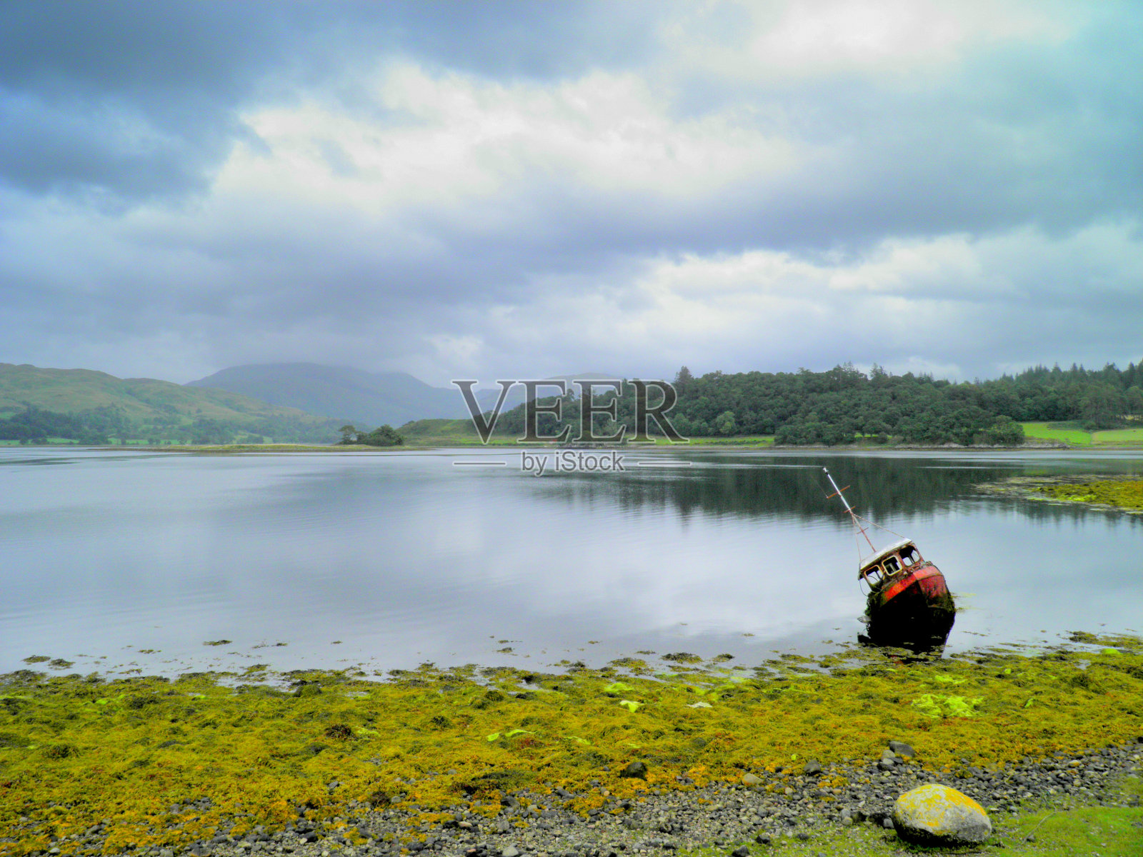 湖上的一条旧船照片摄影图片