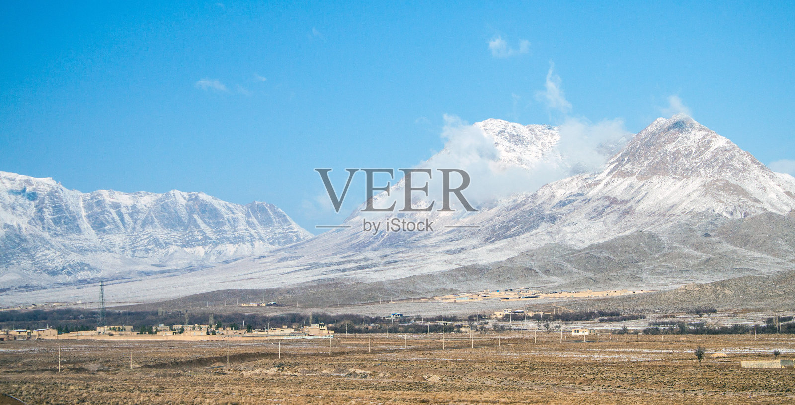 伊朗中部白雪覆盖的山脉照片摄影图片