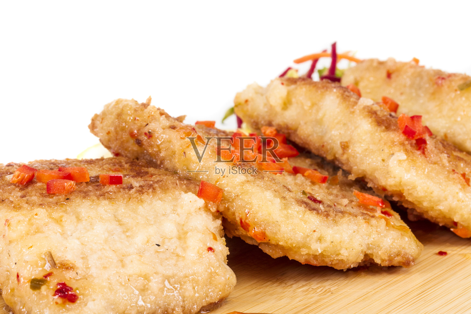 炸鱼片配沙拉。照片摄影图片