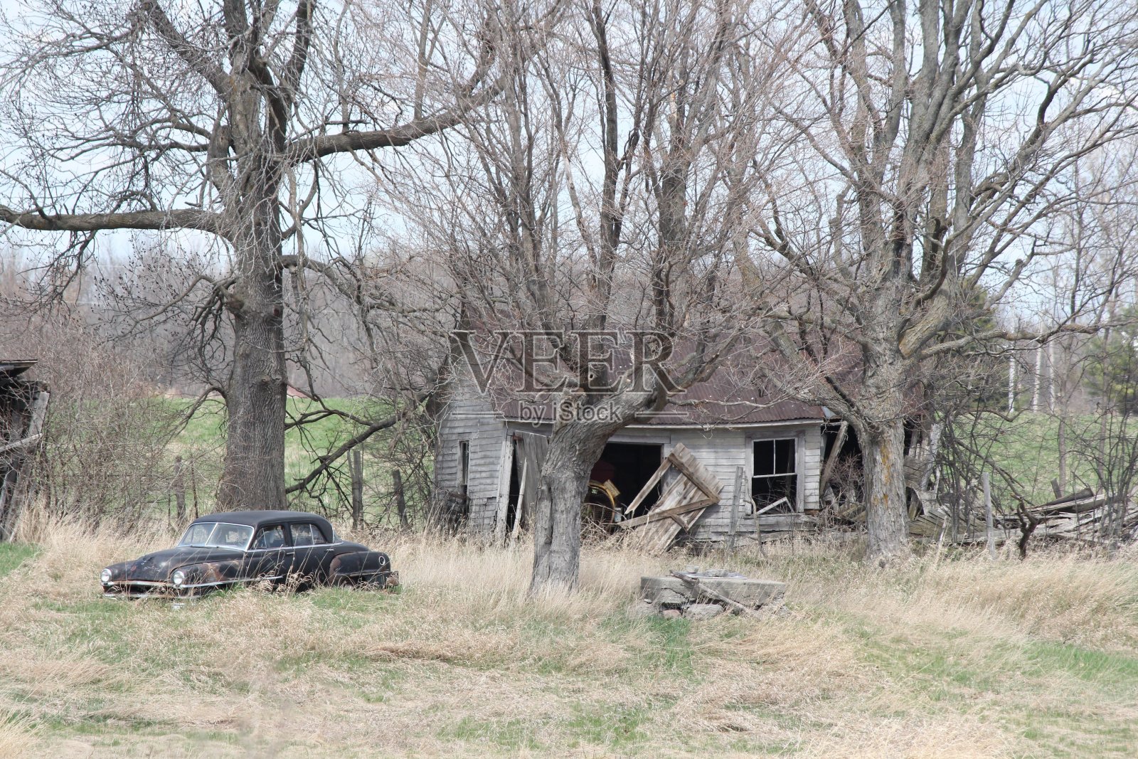 被遗弃的财产、汽车和建筑物照片摄影图片