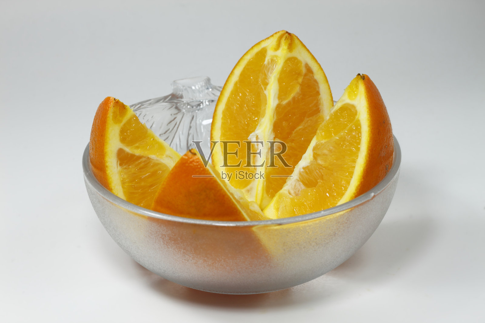 新鲜的橙子片放在玻璃杯里照片摄影图片