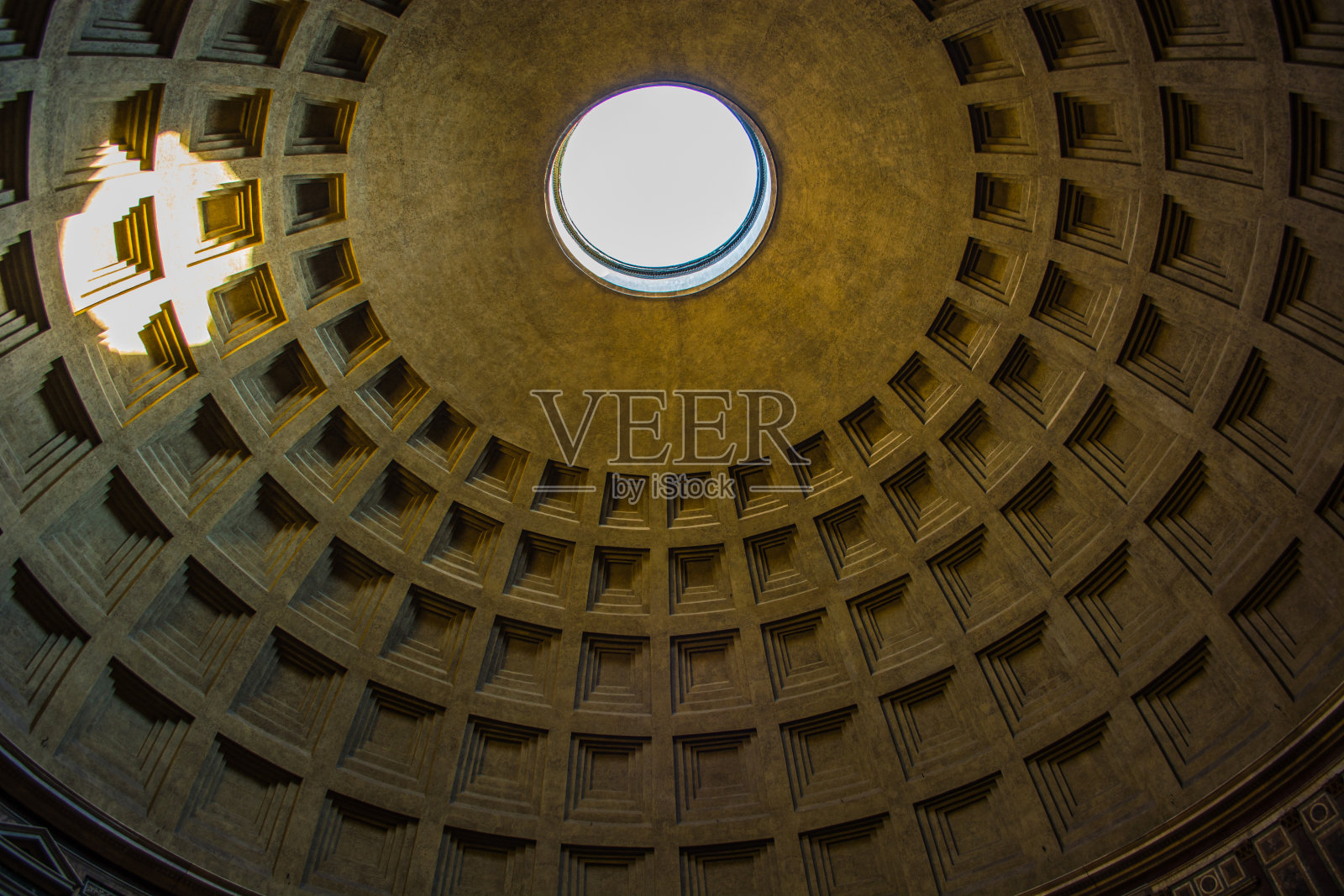 万神殿的圆屋顶上有著名的光线照片摄影图片