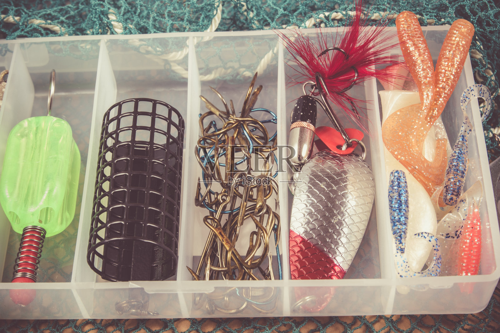 收纳箱与配件捕鱼。照片摄影图片