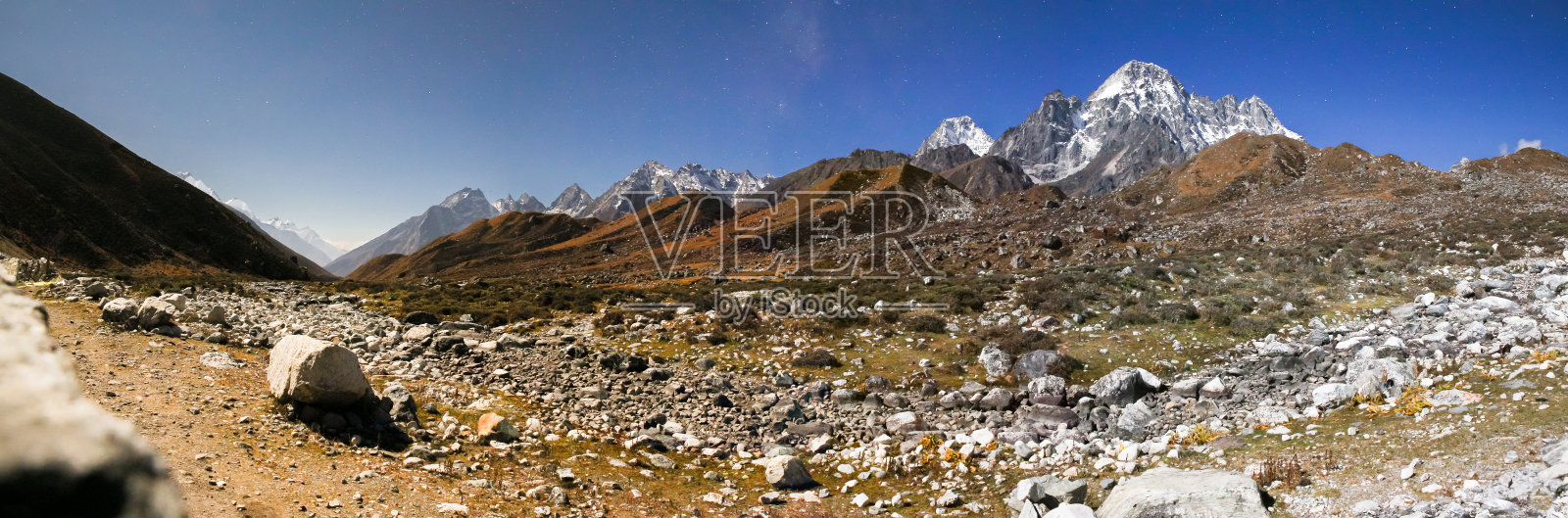 喜马拉雅山夜景。照片摄影图片