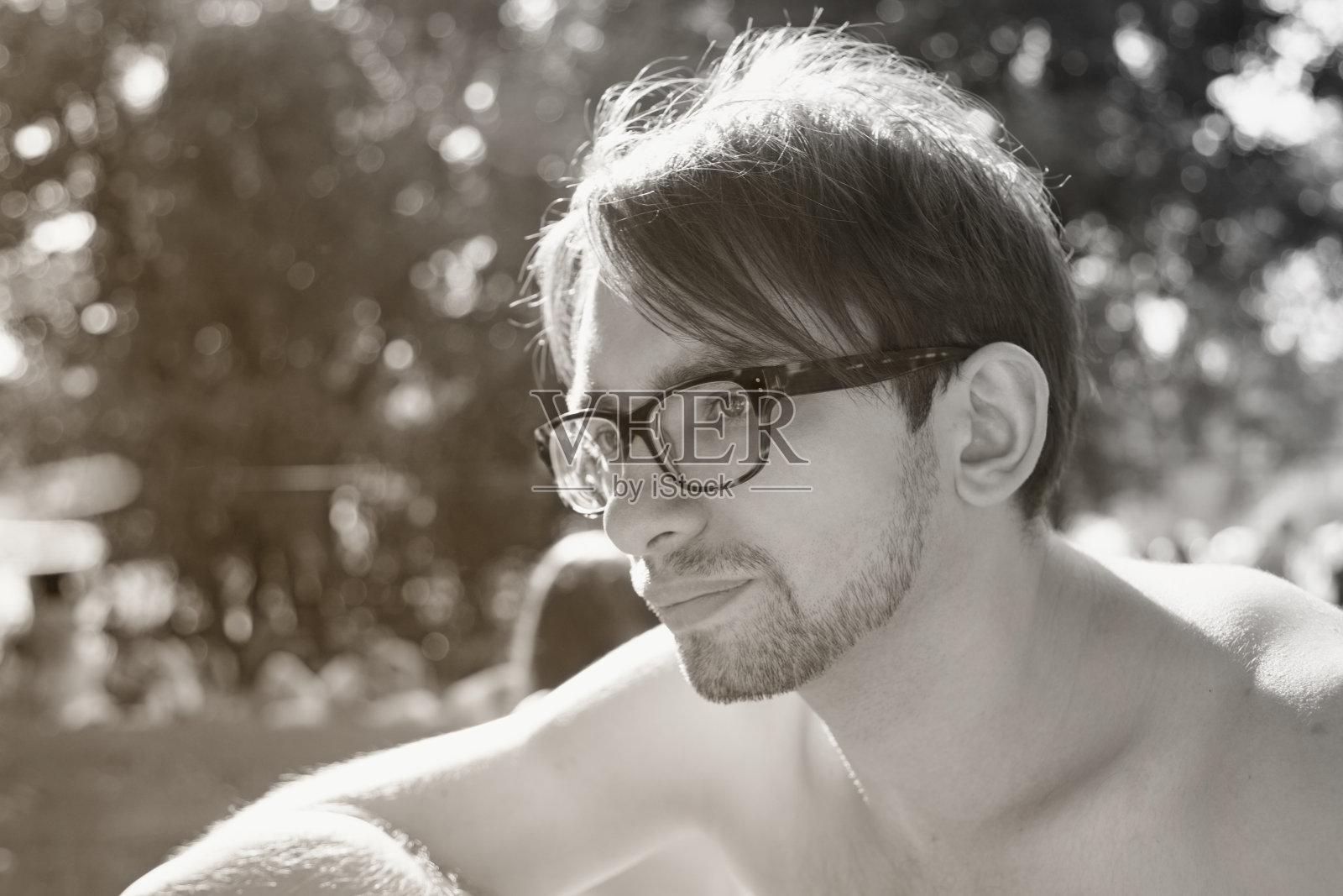 画一个戴眼镜的年轻人照片摄影图片