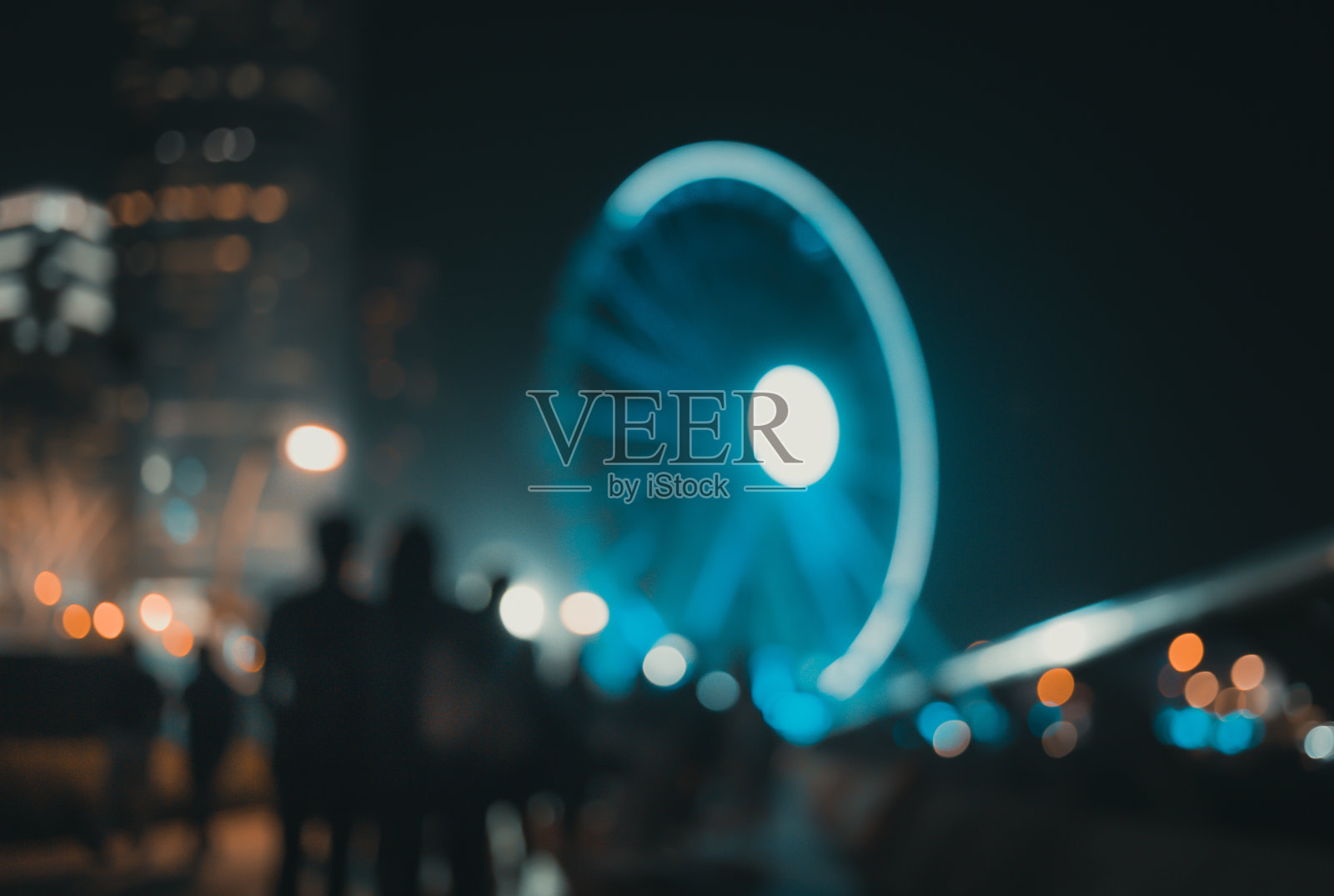 抽象背景的人在滨水区在星期五晚上照片摄影图片