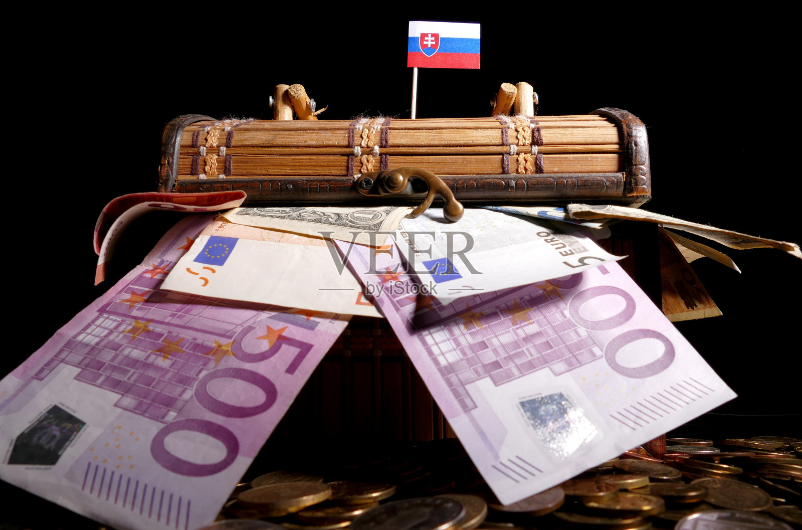 斯洛伐克国旗放在装满钱的板条箱上照片摄影图片