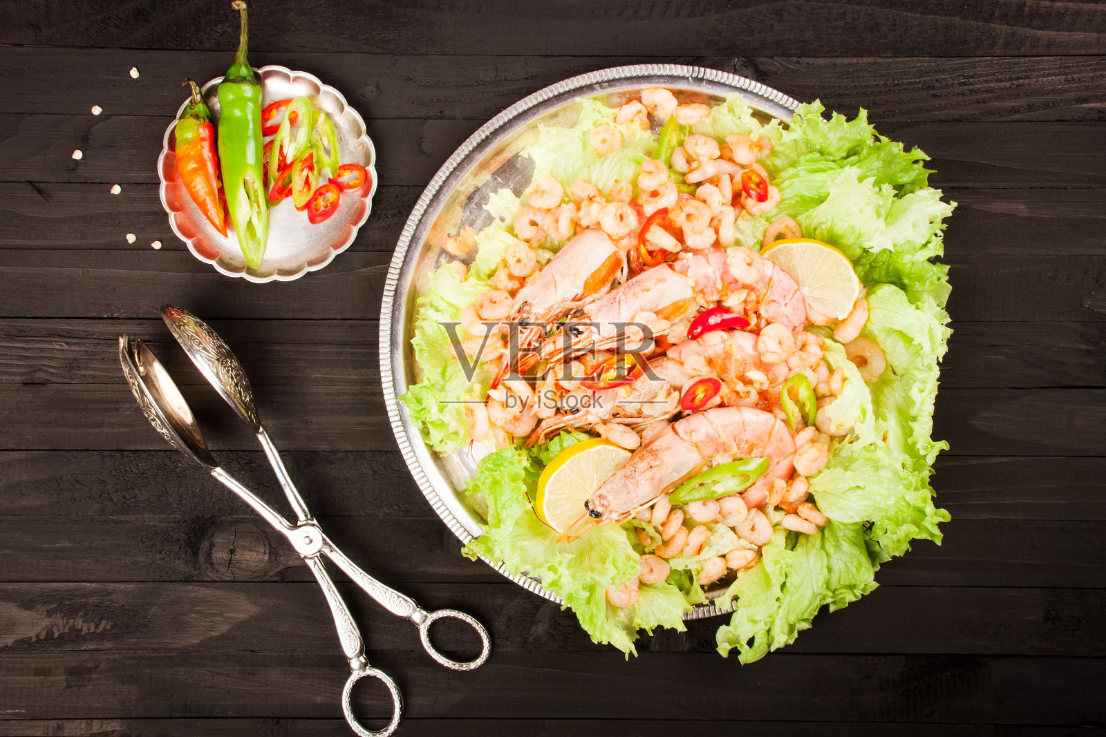 木背景上的炸虾。俯视图照片摄影图片