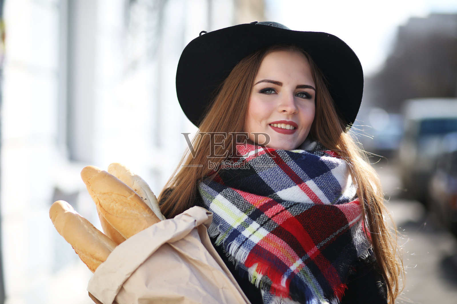 女孩在阳光明媚的天气里散步照片摄影图片
