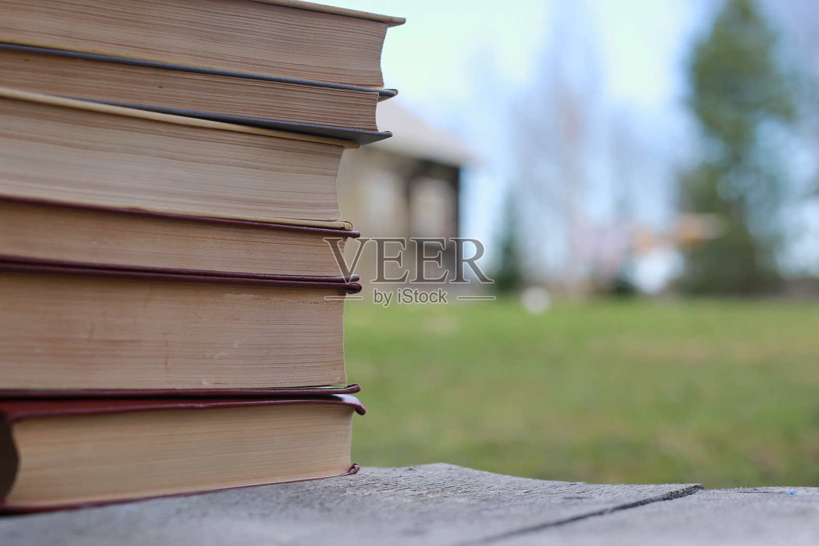 桌子上放着书照片摄影图片