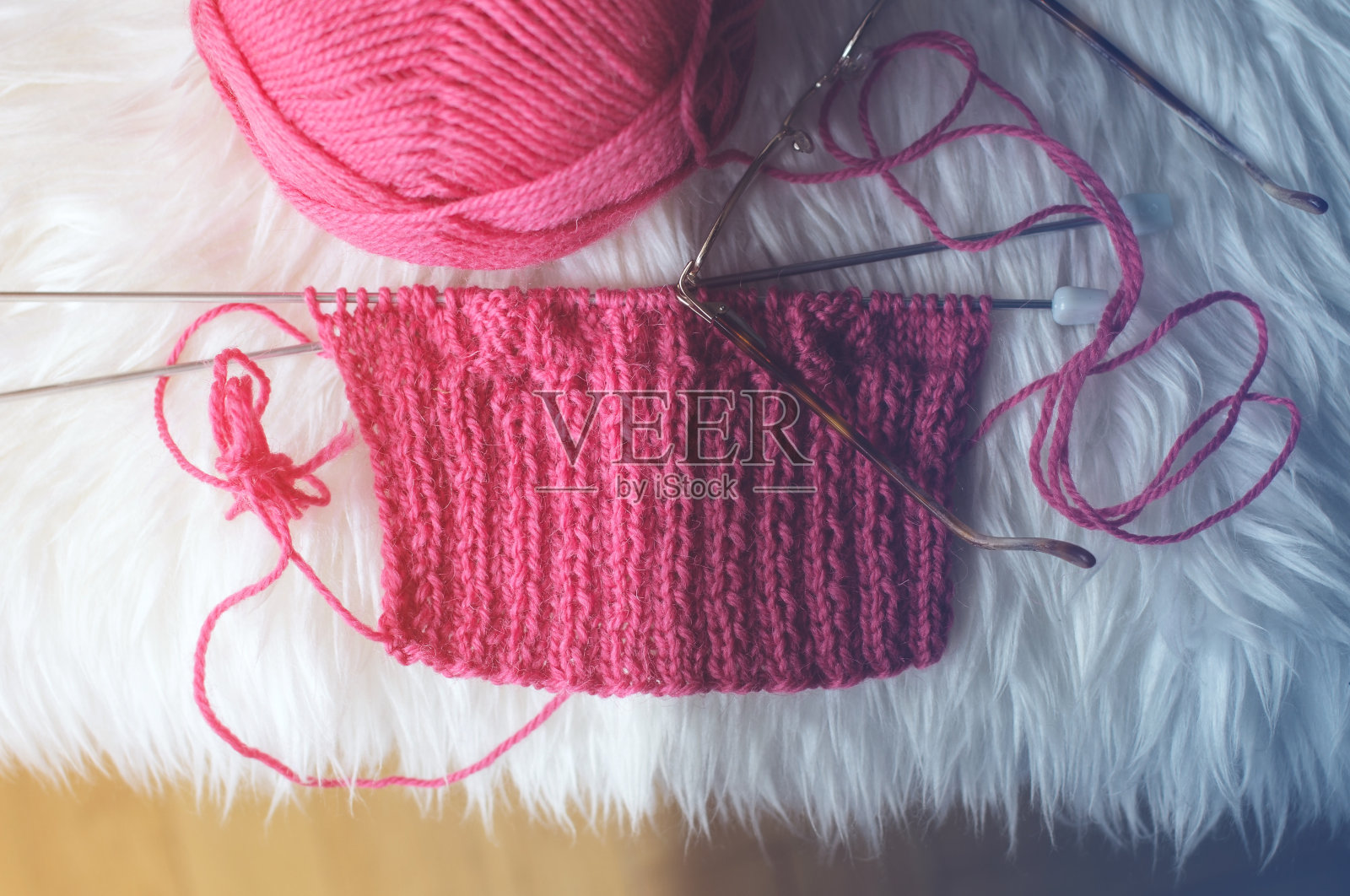 靠窗编织照片摄影图片