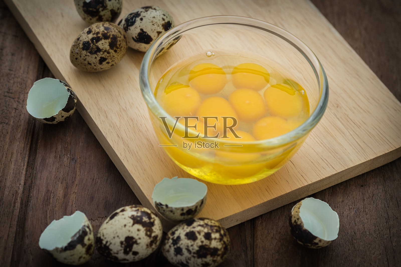 生鹌鹑蛋在玻璃碗照片摄影图片