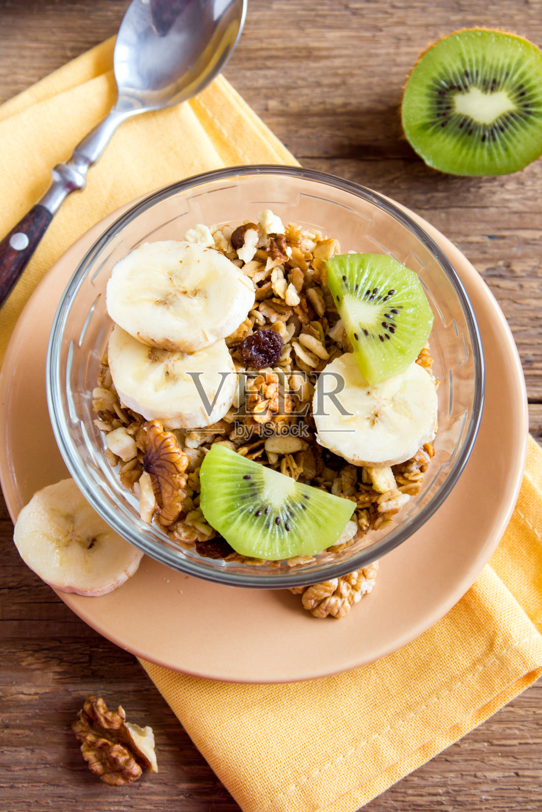 加水果和坚果的格兰诺拉麦片照片摄影图片