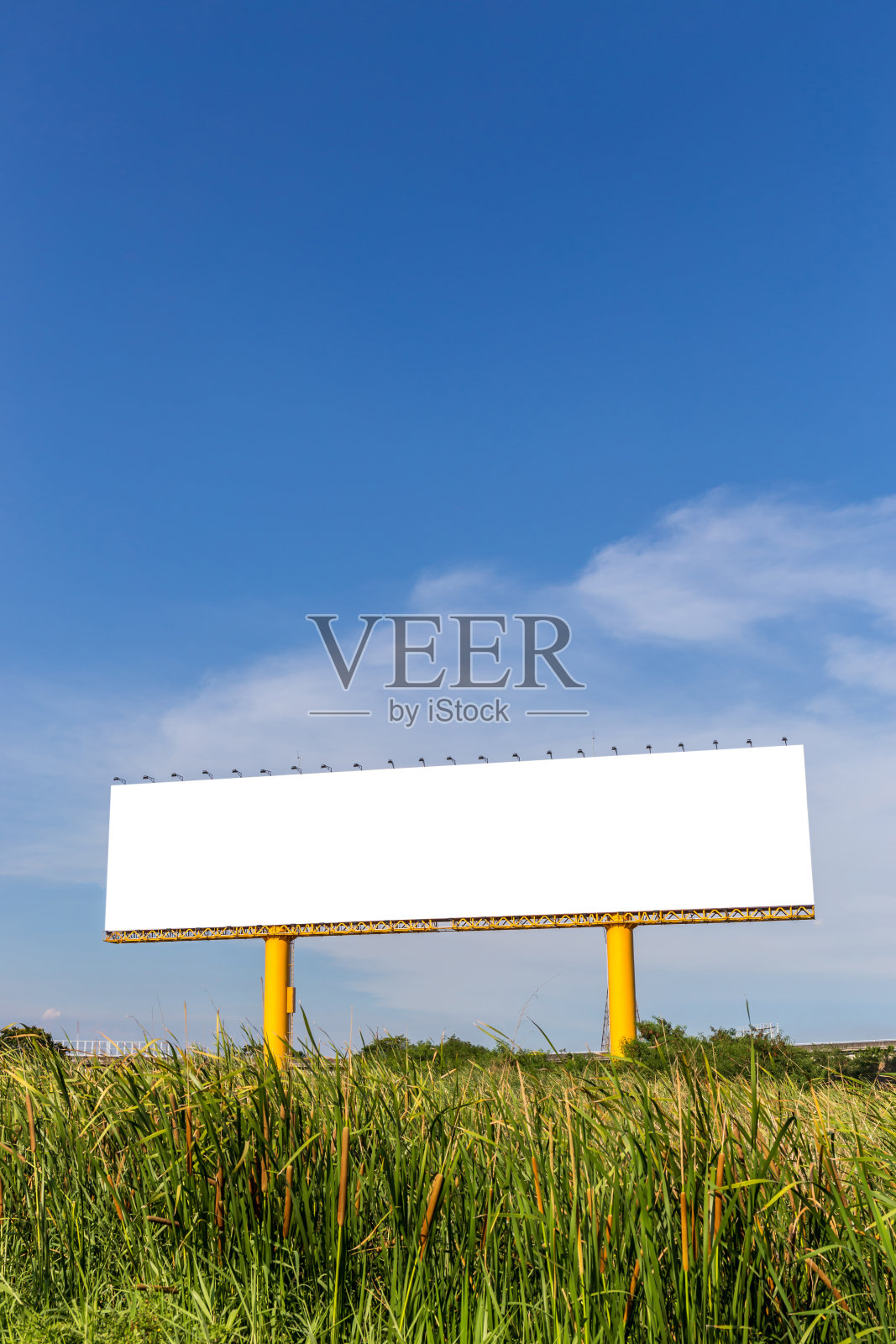 户外空白广告牌准备新的广告与自然场景和蓝天背景。照片摄影图片