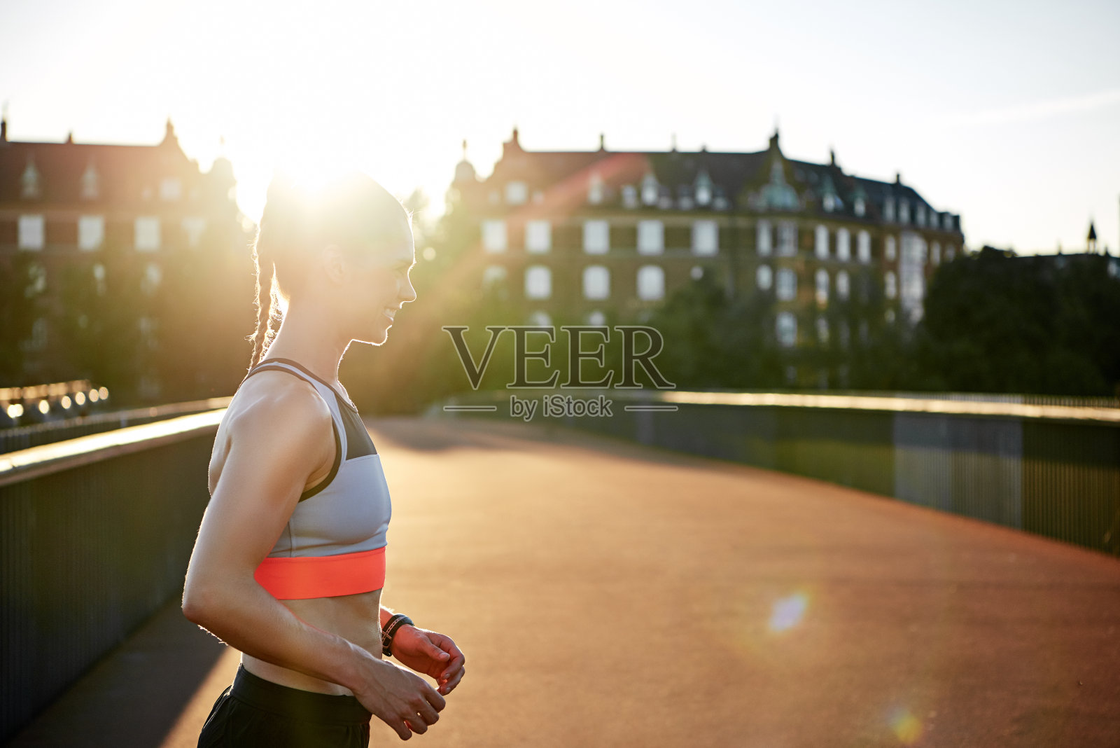 穿着运动服在户外运动的妇女照片摄影图片