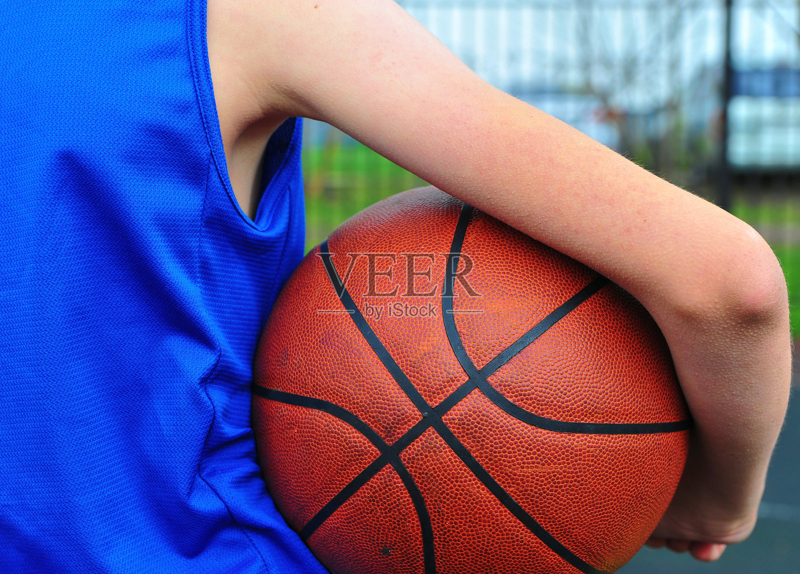 孩子在户外拿着篮球的手照片摄影图片
