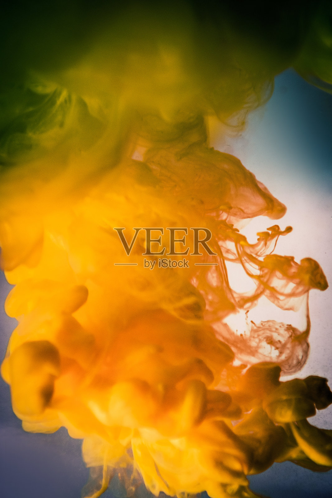 黄色油墨在水孤立在白色背景照片摄影图片