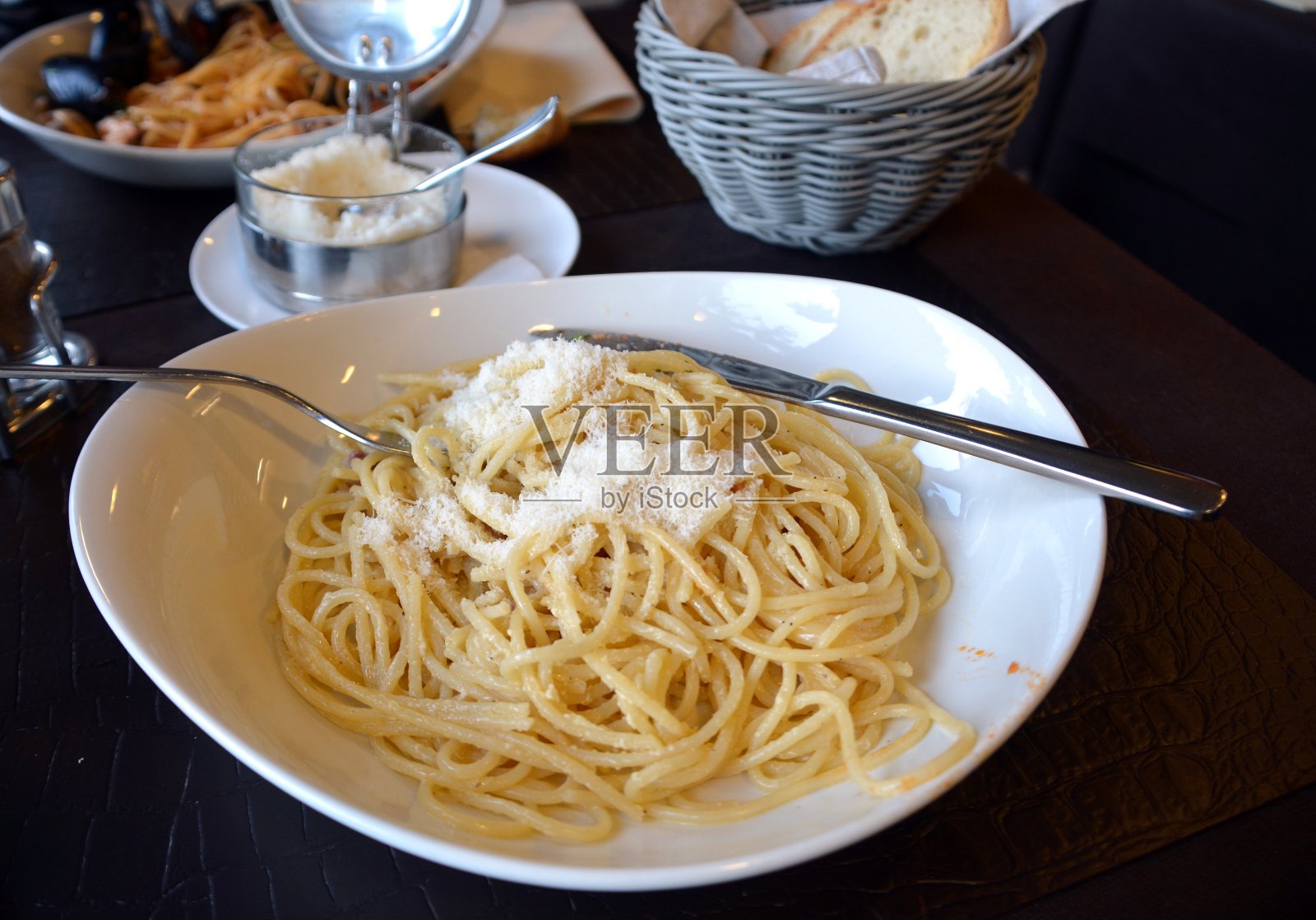 一碗美味的意大利干酪意面照片摄影图片