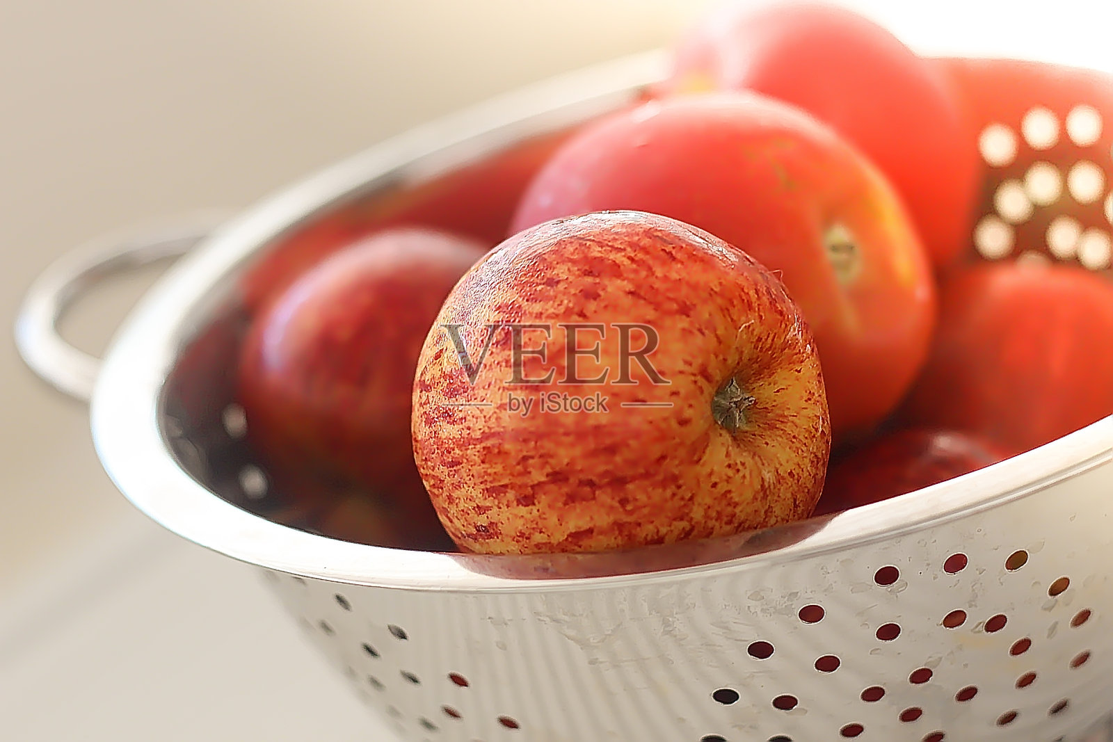 用筛子的边缘洗苹果照片摄影图片