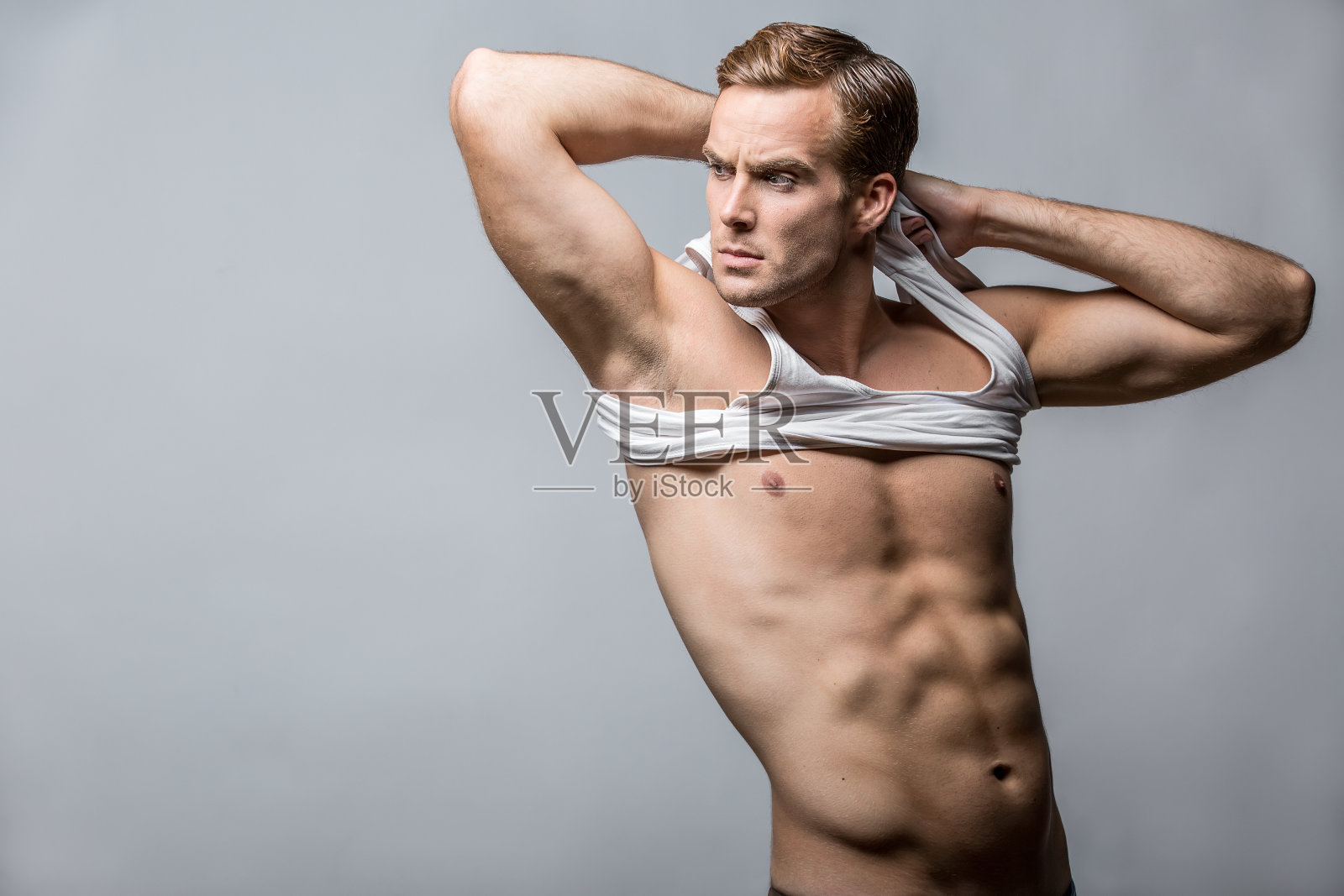 工作室里的肌肉男照片摄影图片