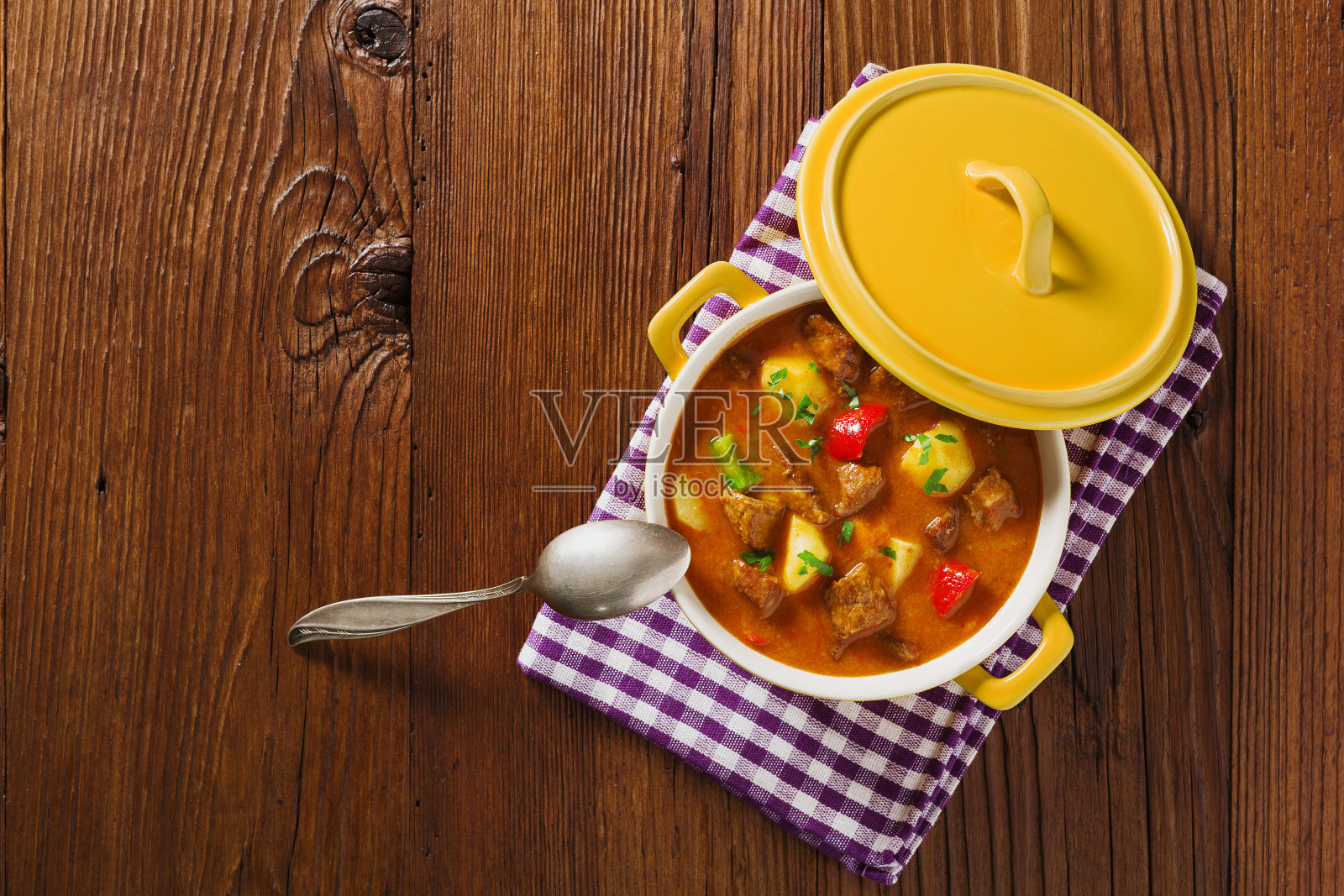 炖牛肉配煮土豆照片摄影图片