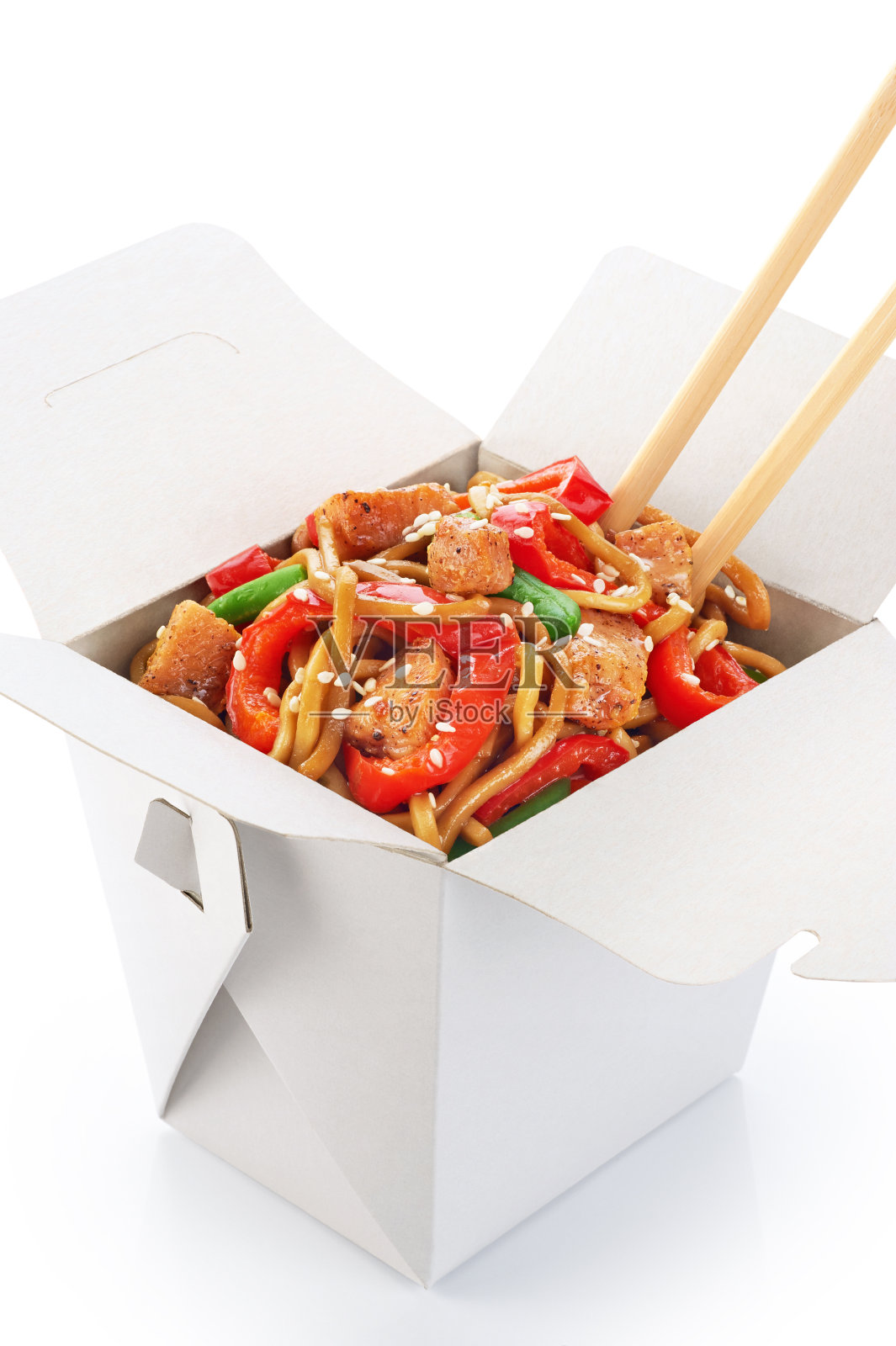 中国菜。面条与炸鸡和蔬菜隔离照片摄影图片