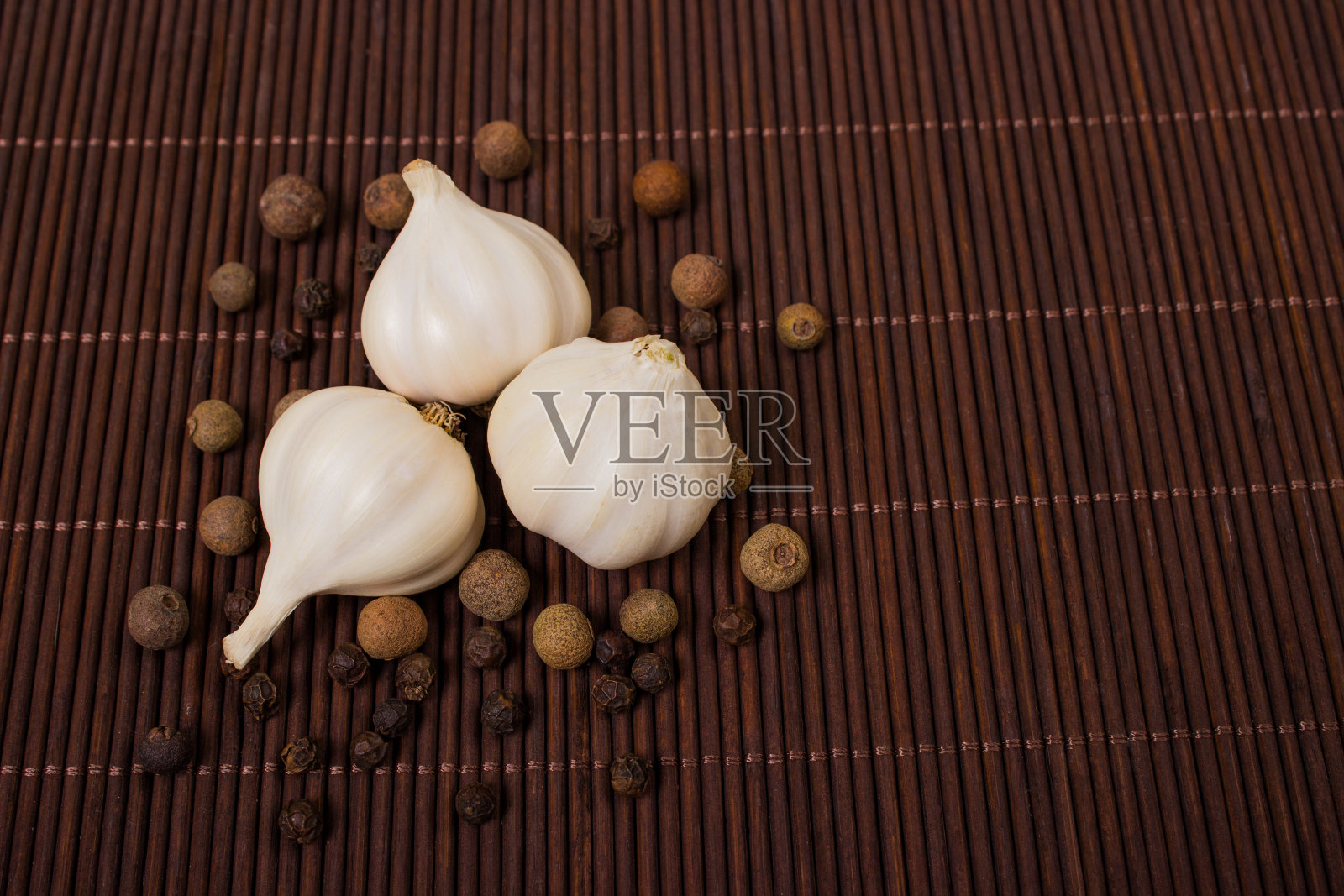 蒜头和胡椒照片摄影图片