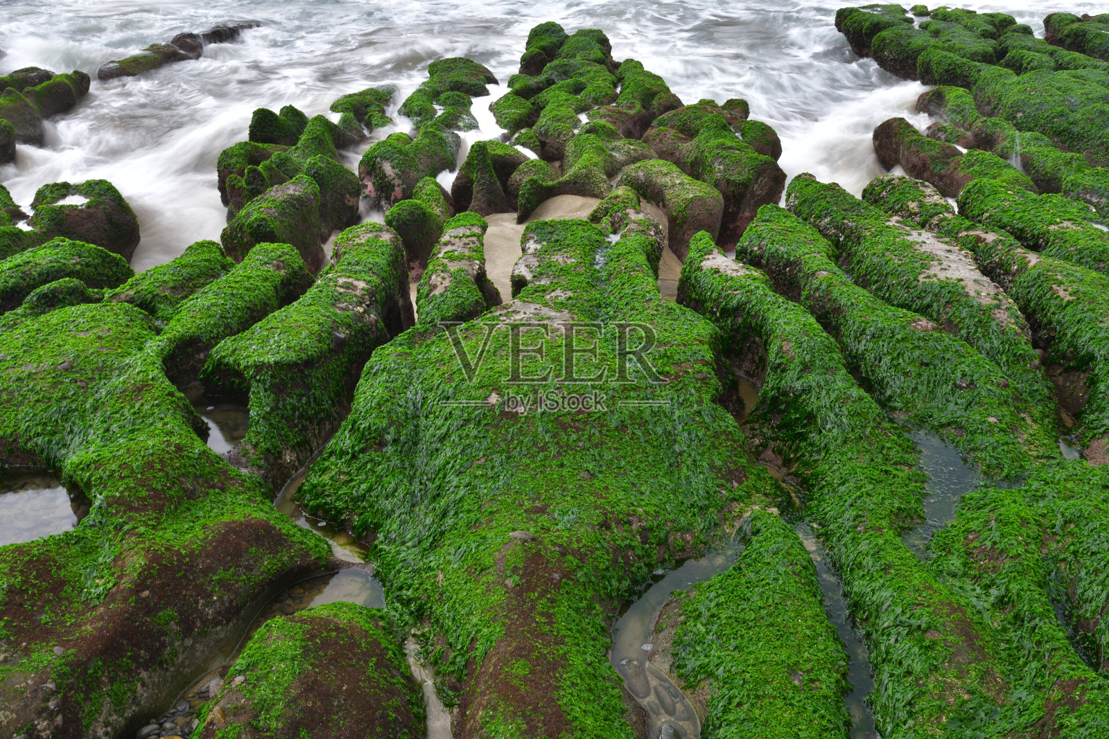 美丽的海洋磨损地形与spindrift照片摄影图片