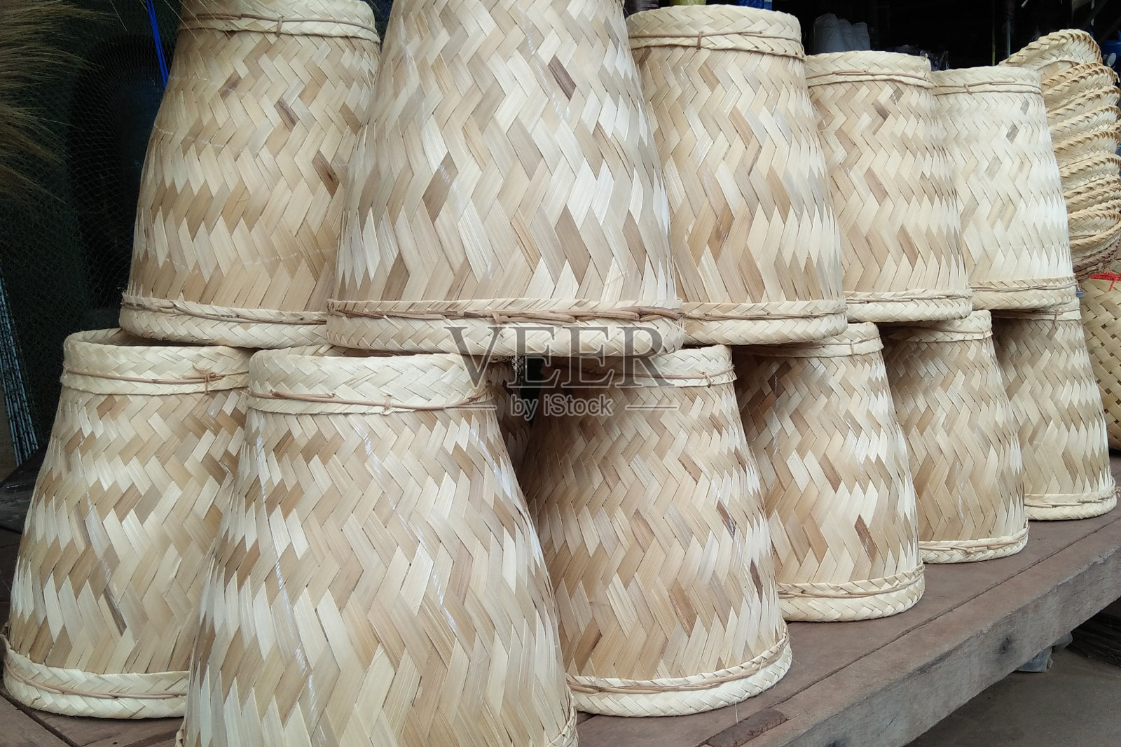 亚洲传统蒸饭器。照片摄影图片