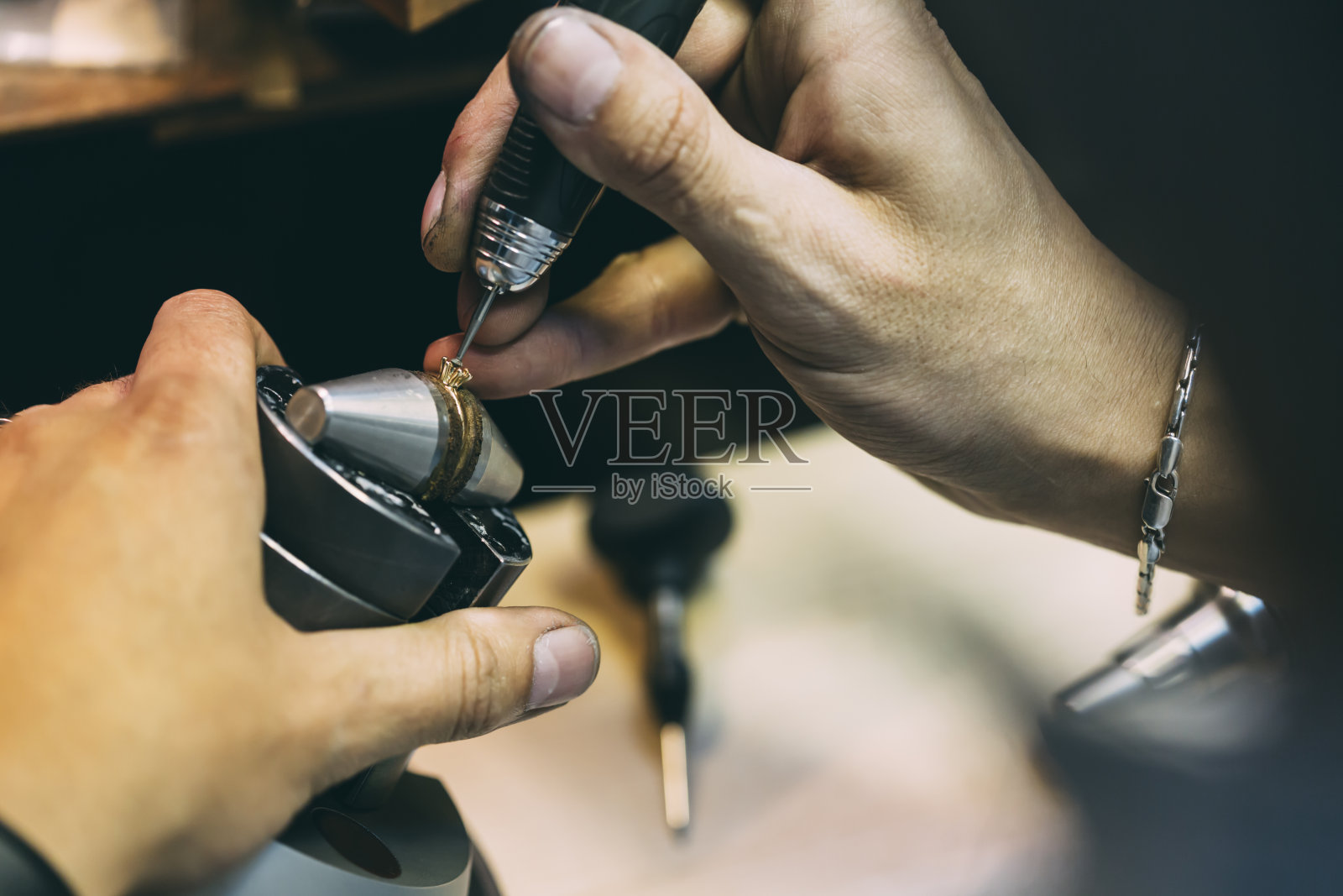 用精密工具制作戒指的珠宝商照片摄影图片