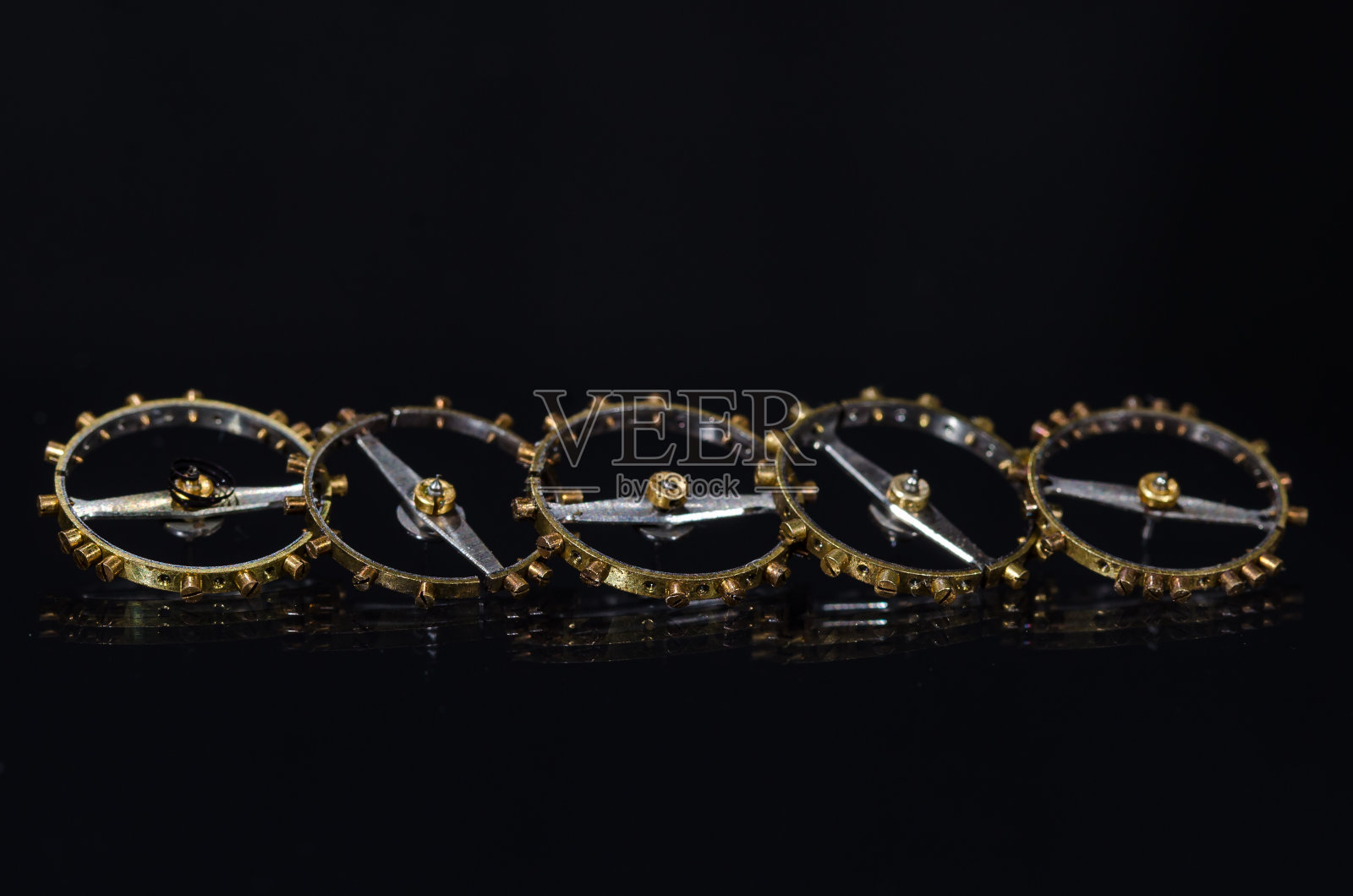 手表部件:近距离看五个复古金属平衡轮照片摄影图片