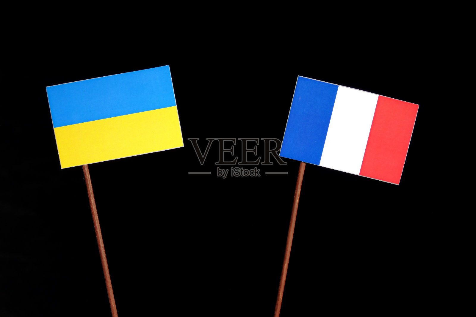 乌克兰国旗和法国国旗孤立在黑色背景上照片摄影图片