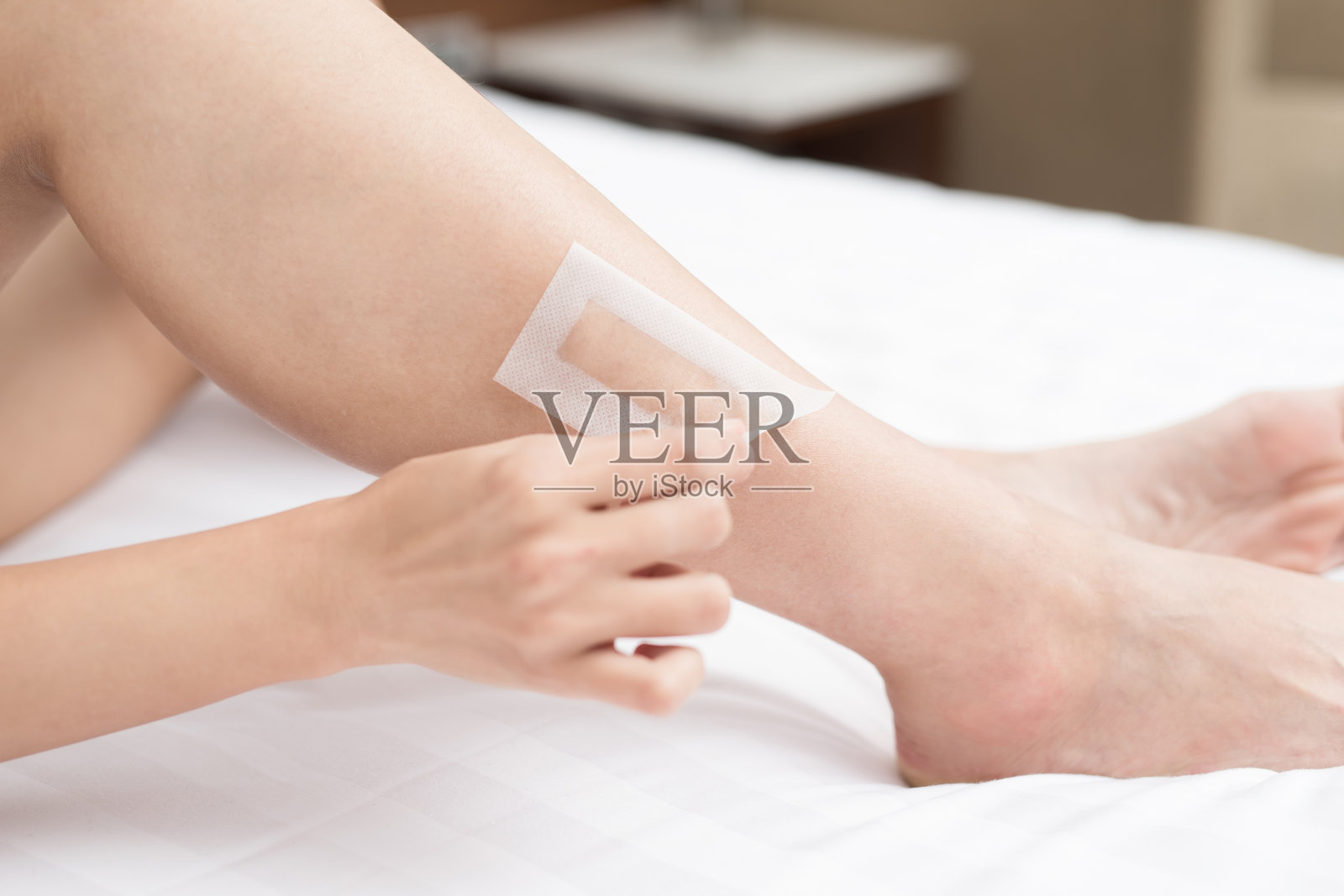 女人脱腿毛照片摄影图片