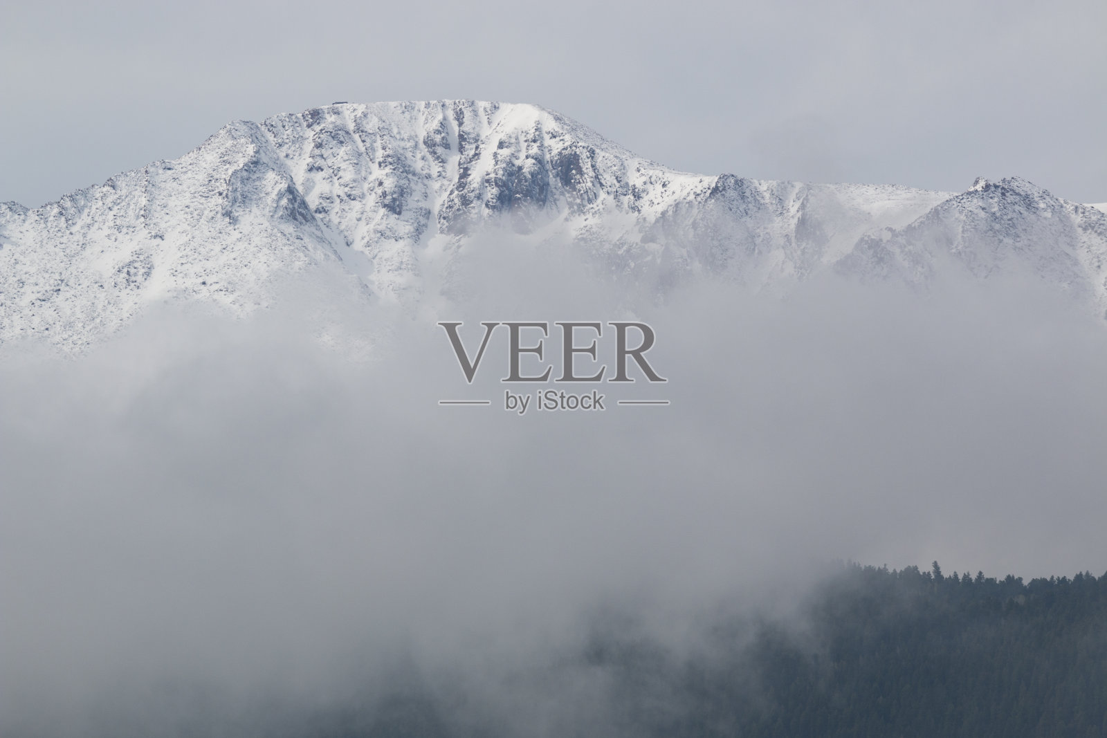 科罗拉多州派克峰上的风暴云照片摄影图片