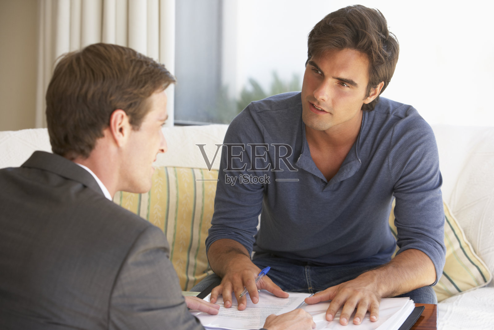 在家与理财顾问会面照片摄影图片