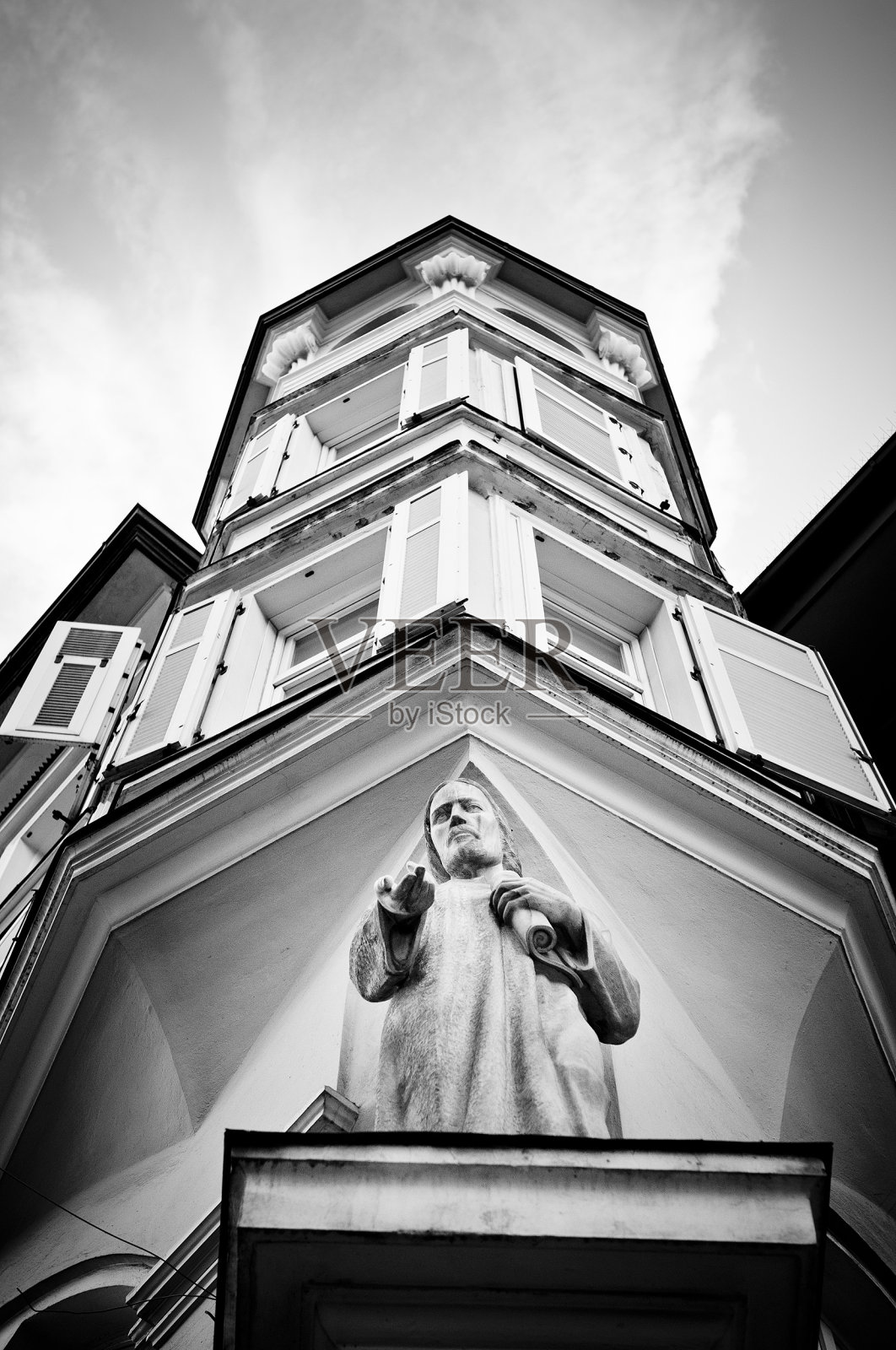 下面的基督雕像照片摄影图片