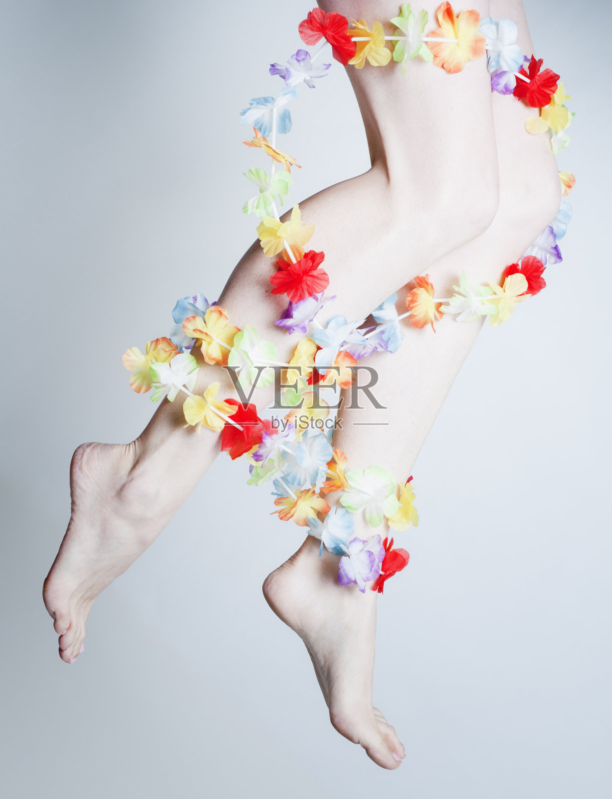 女人的美腿,鲜花环绕照片摄影图片