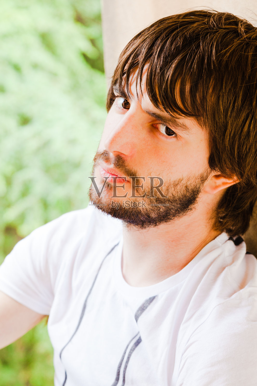 一个严肃的人的肖像照片摄影图片