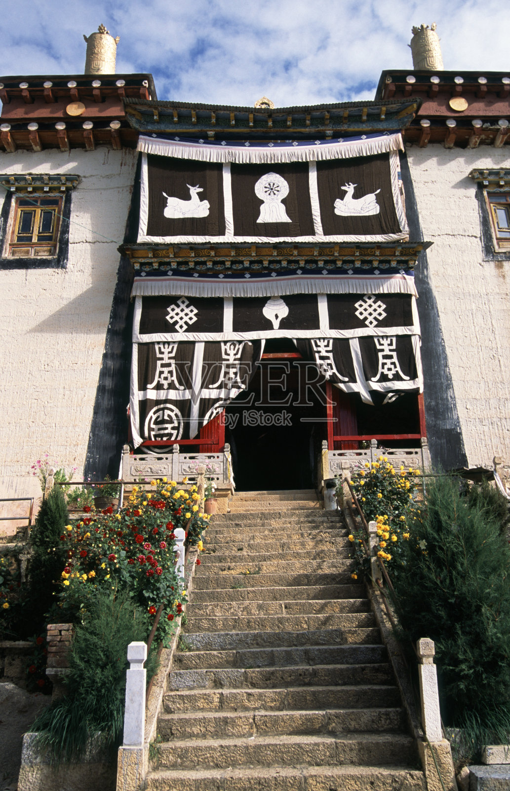 通往佛教寺庙的楼梯照片摄影图片