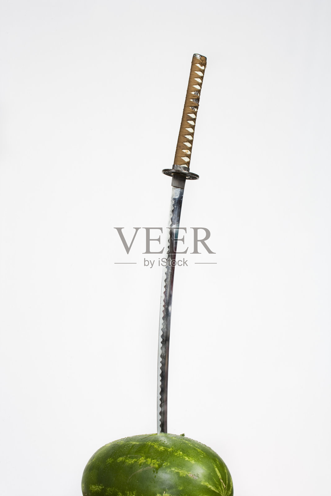 甜瓜上的剑照片摄影图片