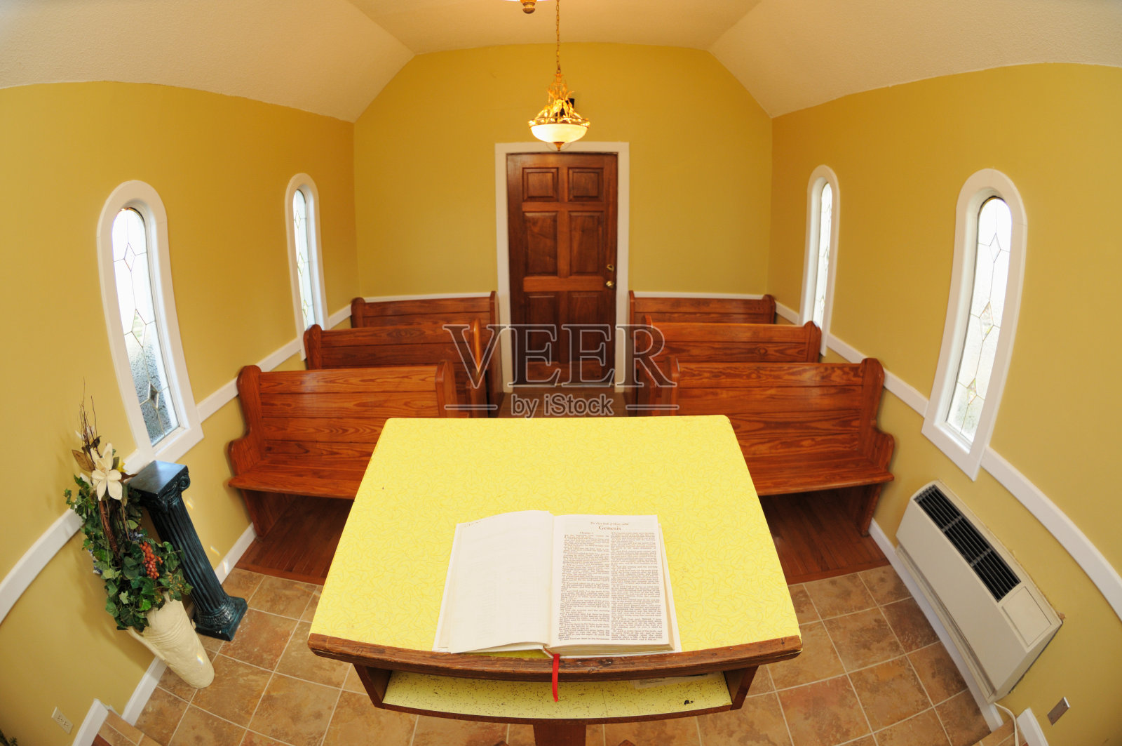 有圣经的小教堂避难所照片摄影图片