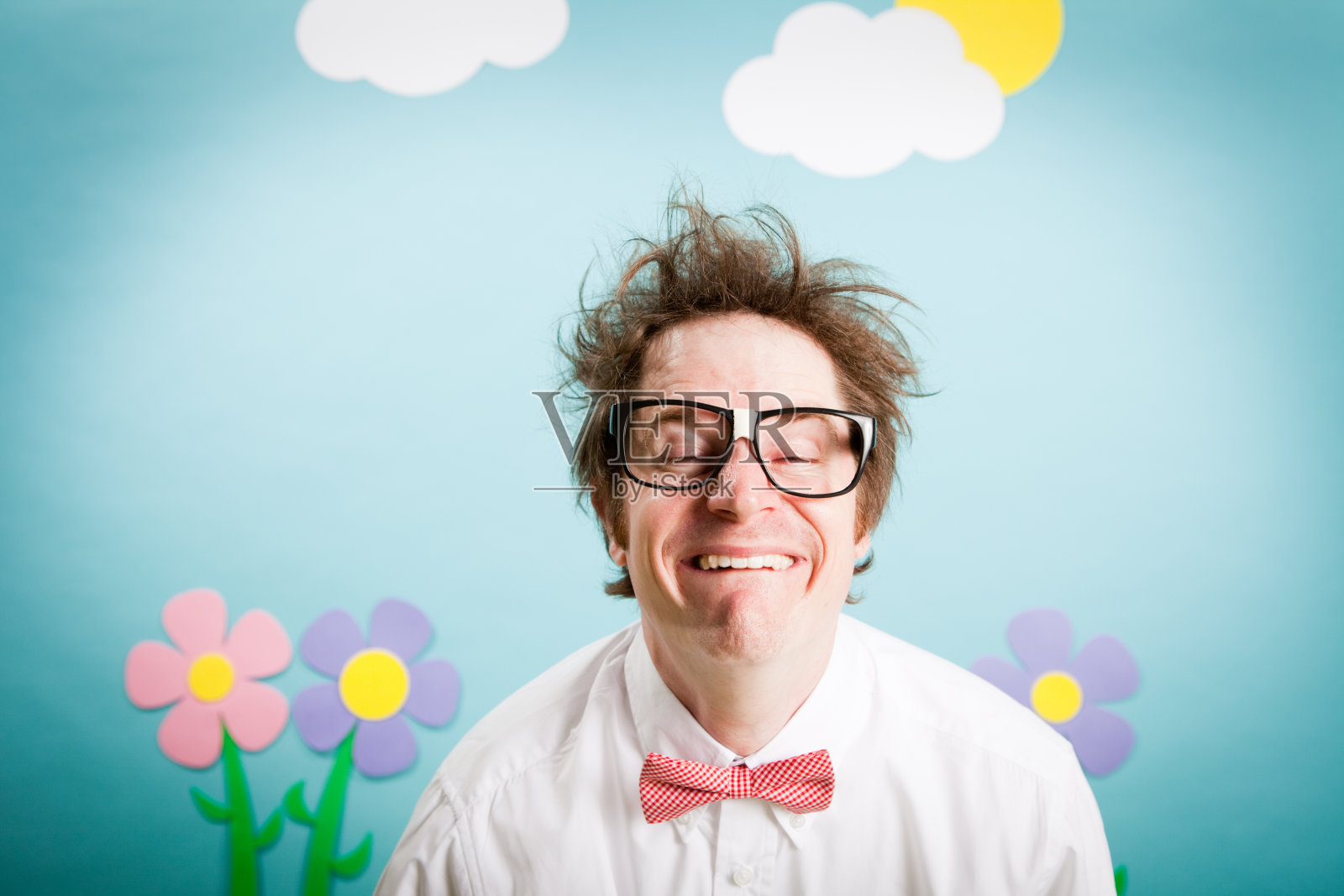 《异想天开的世界》里带着俗气微笑的书呆子照片摄影图片