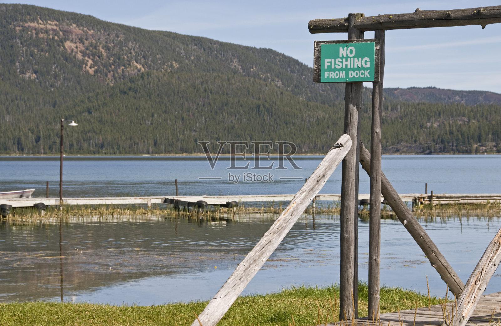 不许在俄勒冈湖中部的码头钓鱼照片摄影图片