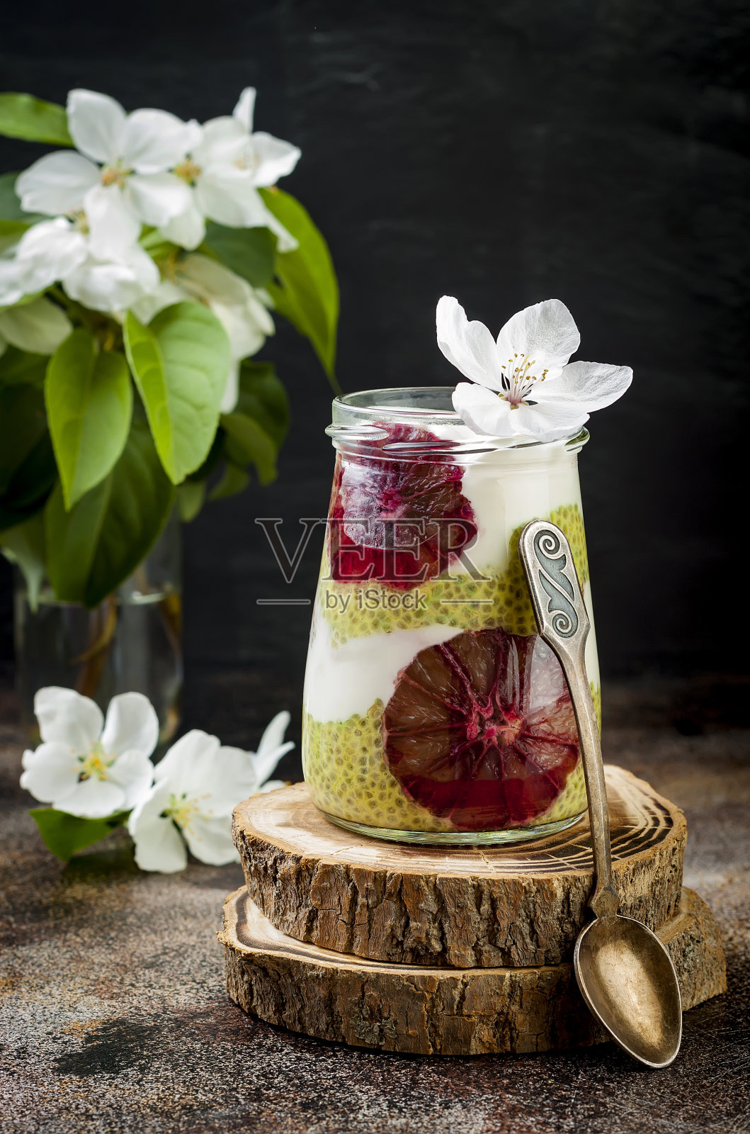 排毒分层抹茶绿茶奇亚籽布丁血橙。椰子奶油素食甜点。健康的素食早餐,节食、减肥的食物照片摄影图片