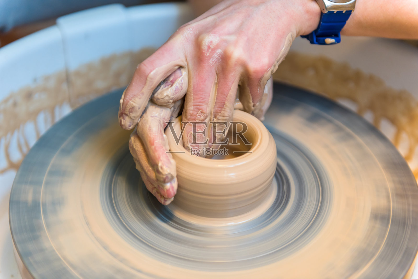 陶艺——在制作过程中制作一个陶土杯子照片摄影图片