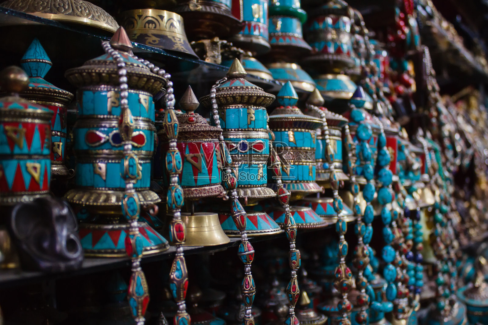 尼泊尔的一排传统祈祷轮照片摄影图片